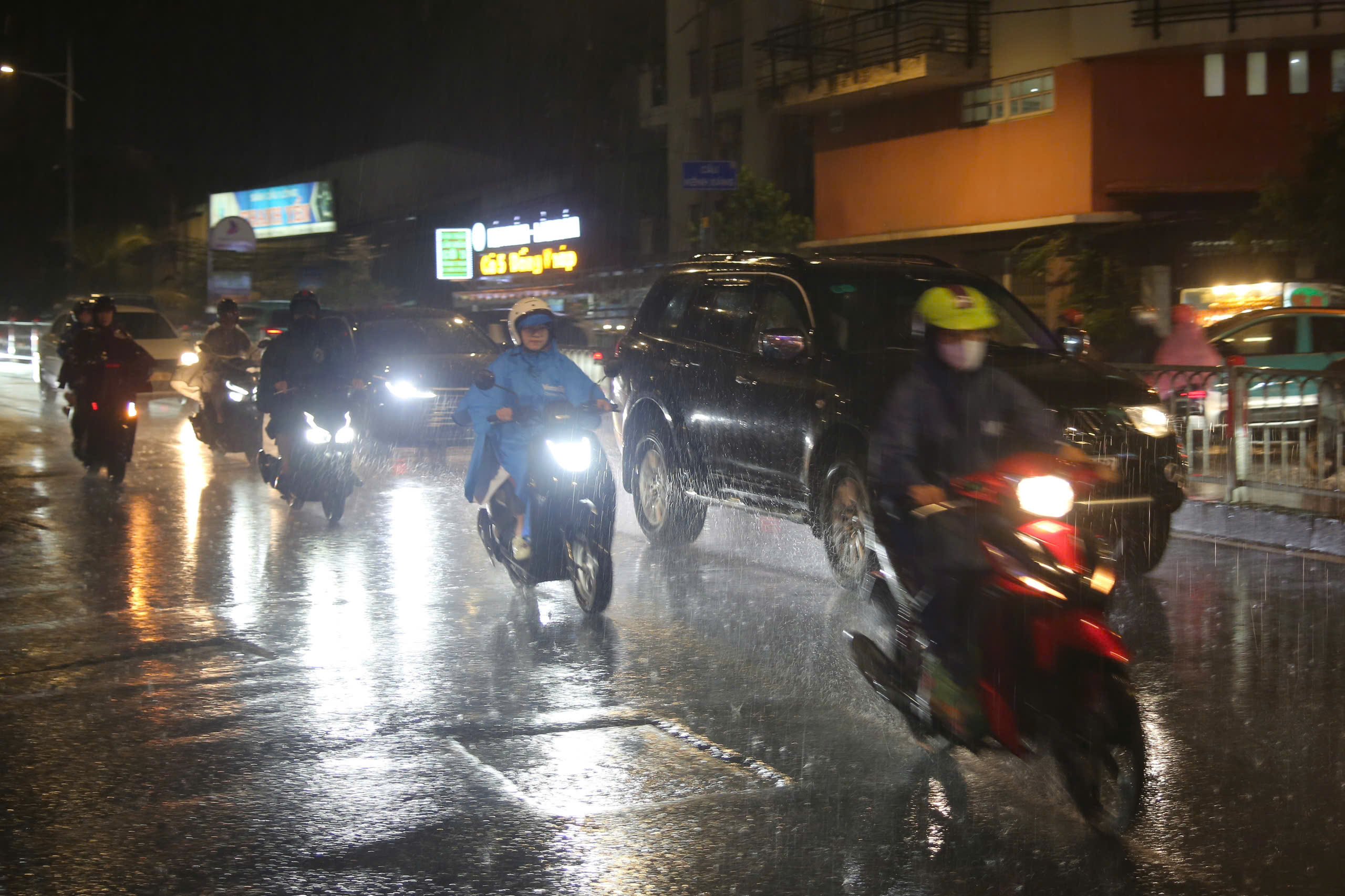 TPHCM: Sấm chớp liên hồi, mưa lớn trút xuống nhiều nơi - Ảnh 1.