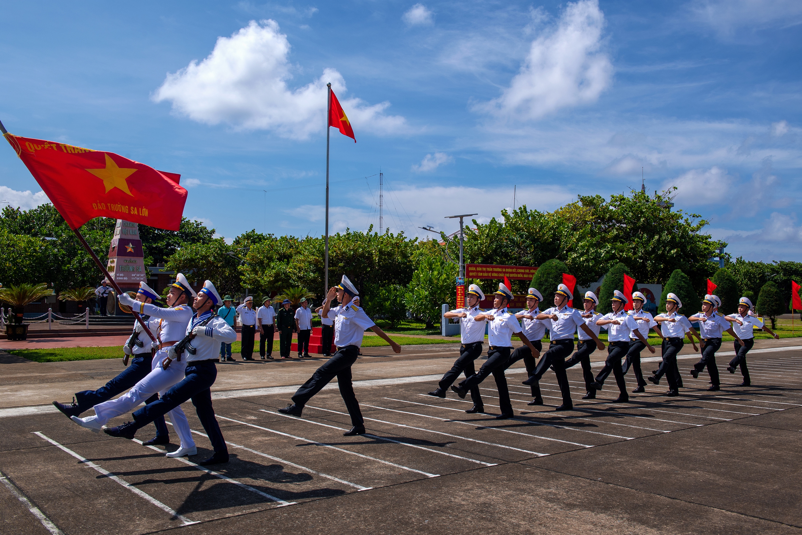 Cuộc thi ảnh "Thi&ecirc;ng li&ecirc;ng cờ Tổ quốc": M&agrave;u cờ nơi đảo xa - Ảnh 2.