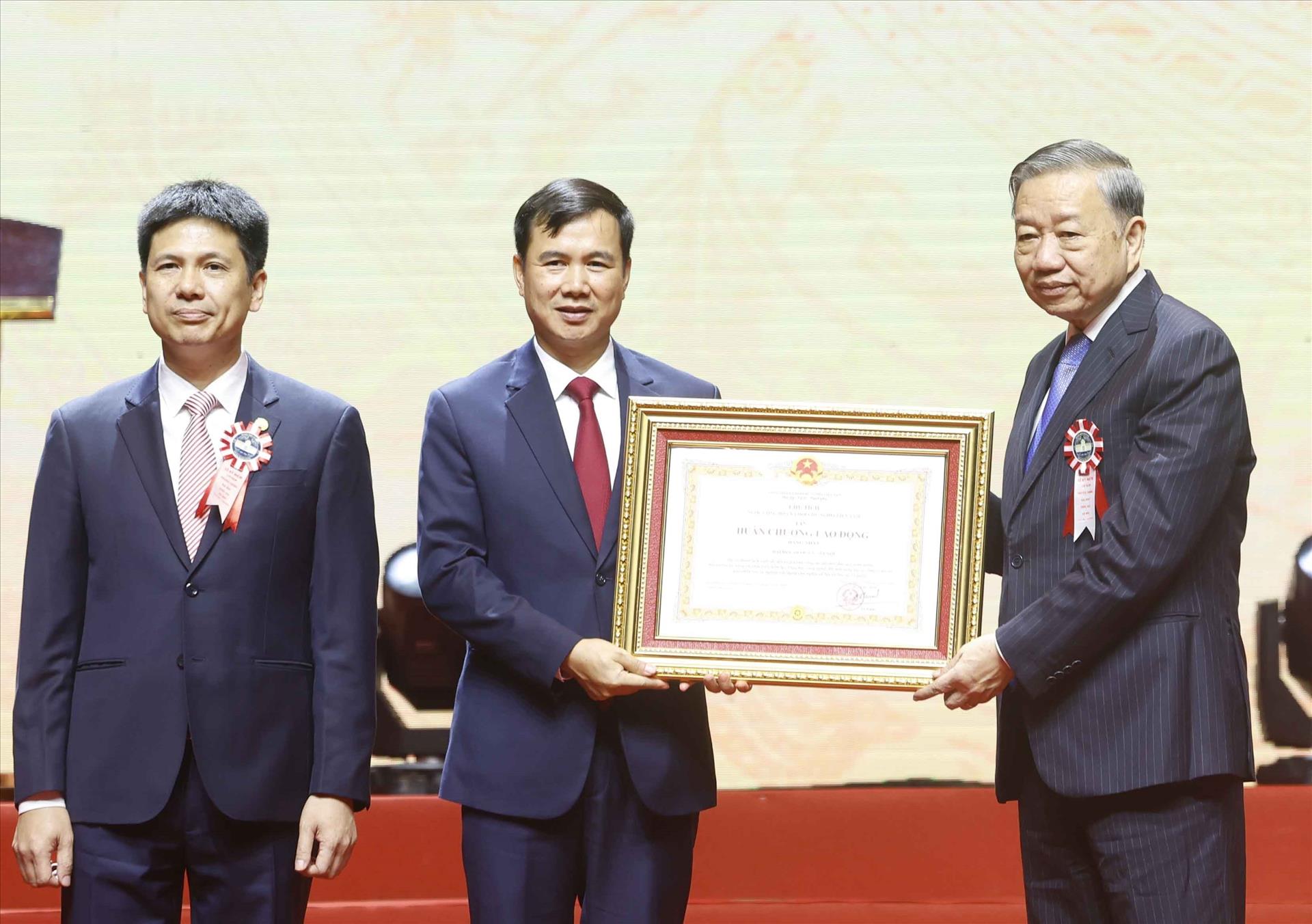 Tổng Bí thư, Chủ tịch nước Tô Lâm trao tặng ĐH Quốc gia Hà Nội Huân chương Lao động hạng Nhất. - Ảnh 2.