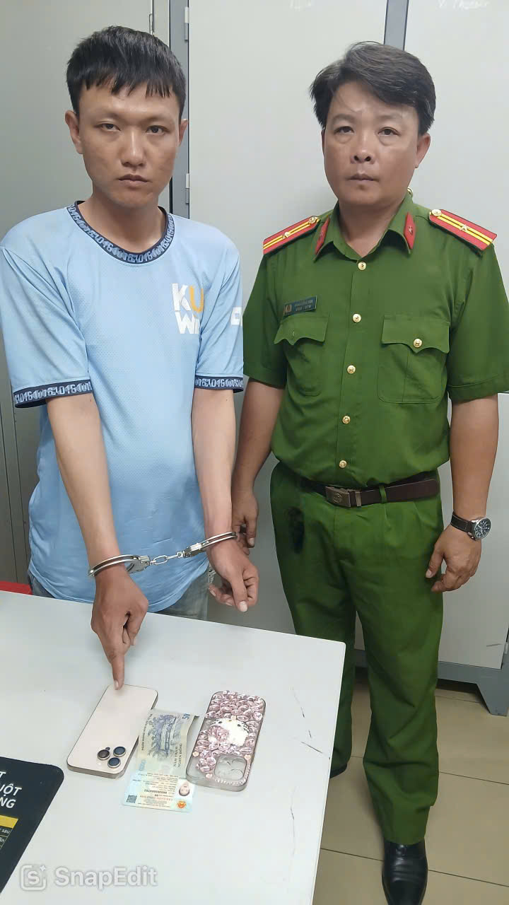 Công an TPHCM bắt kẻ cướp giật sau 30 phút nhận tin báo - Ảnh 1.