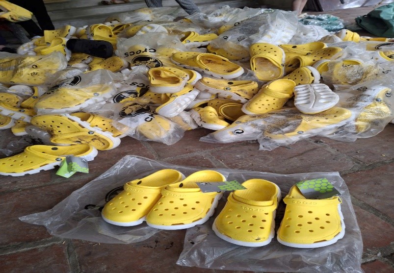 Bán 372 đôi dép Crocs giả thương hiệu, 2 hộ kinh doanh bị xử phạt - Ảnh 2.