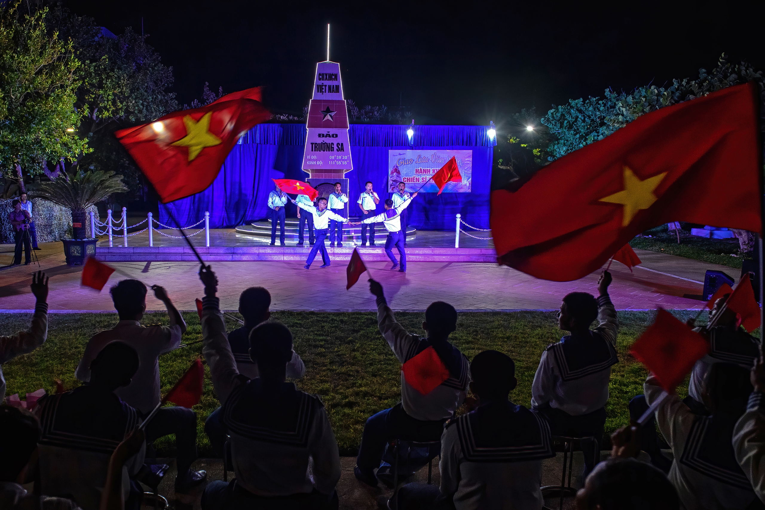 Cuộc thi ảnh "Thi&ecirc;ng li&ecirc;ng cờ Tổ quốc": M&agrave;u cờ nơi đảo xa - Ảnh 6.