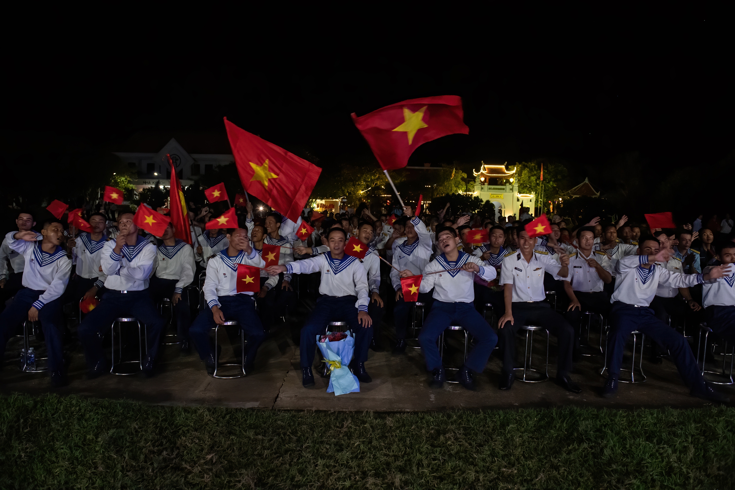 Cuộc thi ảnh "Thi&ecirc;ng li&ecirc;ng cờ Tổ quốc": M&agrave;u cờ nơi đảo xa - Ảnh 7.