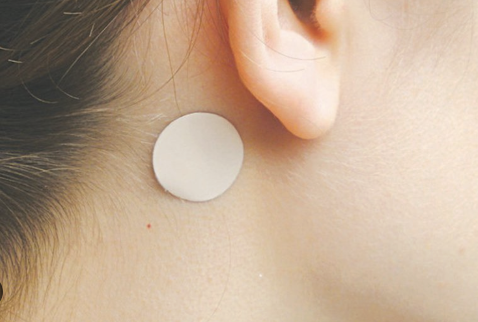 Bé gái 7 tuổi loạn thần cấp sau khi dùng miếng dán chống say tàu xe - Ảnh 1.