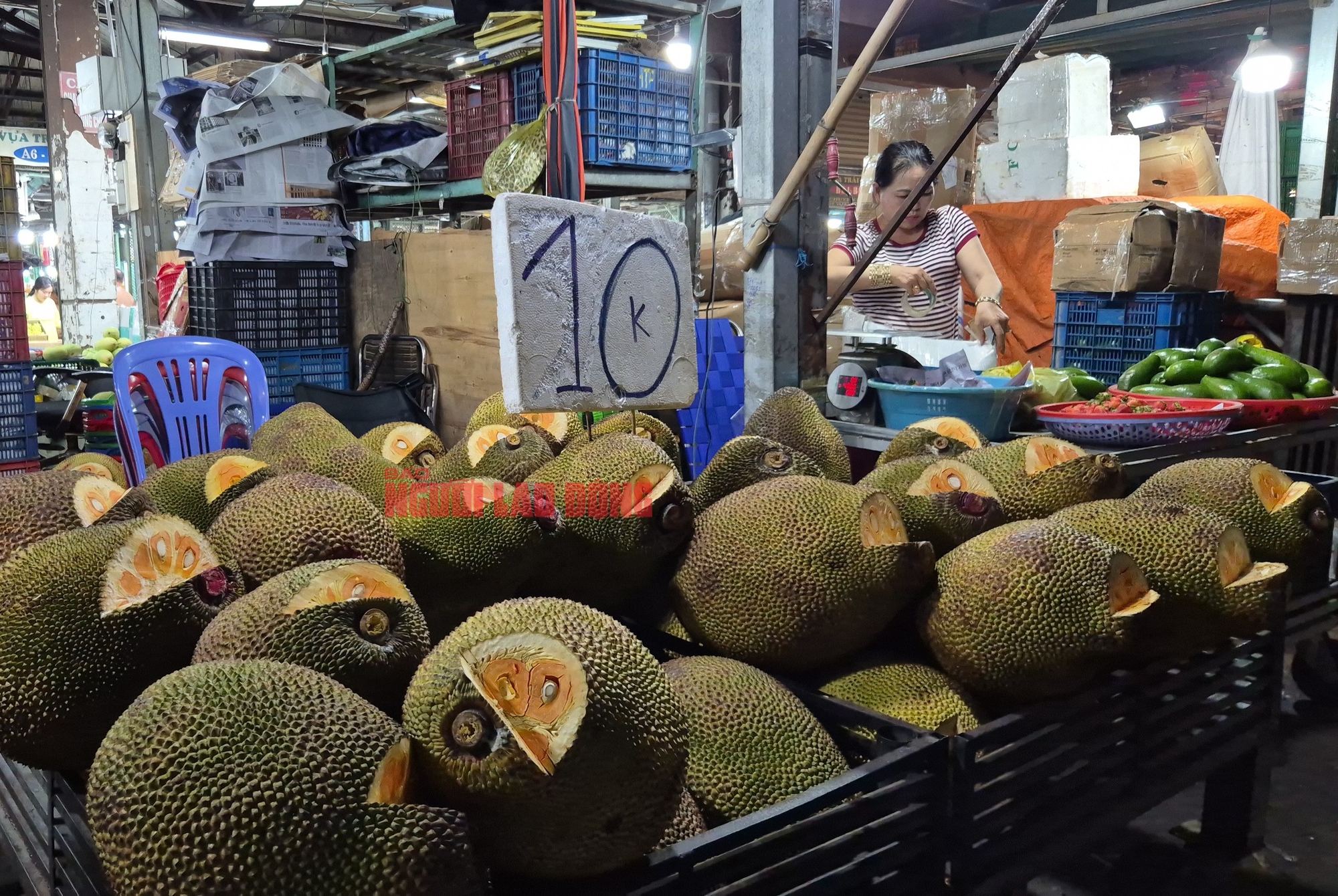 Đủ loại tr&aacute;i c&acirc;y m&ugrave;a h&egrave; v&agrave;o vụ, chợ đầu mối Thủ Đức ngập sầu ri&ecirc;ng, vải, mận&hellip; - Ảnh 1.