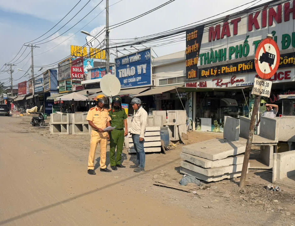 Ban giao thông TPHCM bị phạt vì đất đá gây cản trở giao thông - Ảnh 2.
