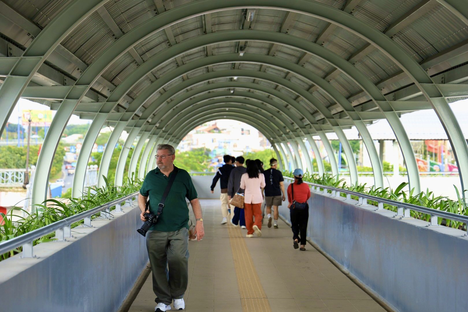 Người dân chỉ được đi cầu bộ hành khi đi metro? - Ảnh 2.