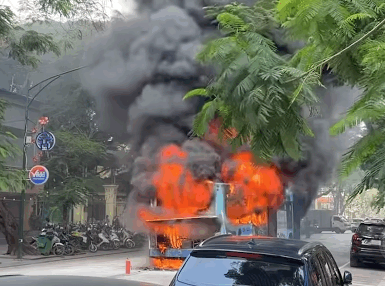 Ch&aacute;y xe bu&yacute;t H&agrave; Nội: Nguy&ecirc;n nh&acirc;n vụ ch&aacute;y lớn giữa phố L&yacute; Thường Kiệt - Ảnh 1.