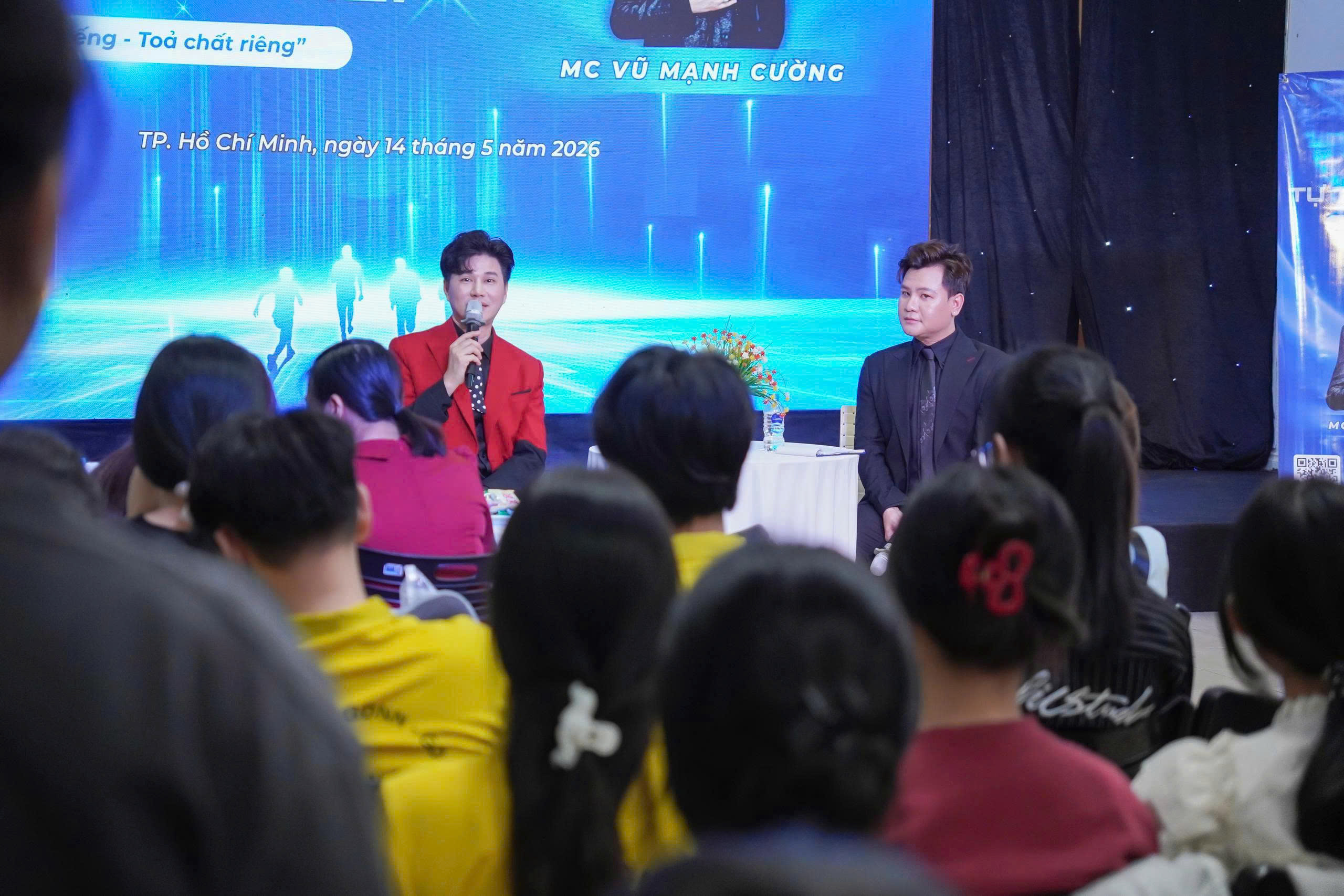 MC Vũ Mạnh Cường, vừa rời bàn mổ đã đến lớp - Ảnh 1.