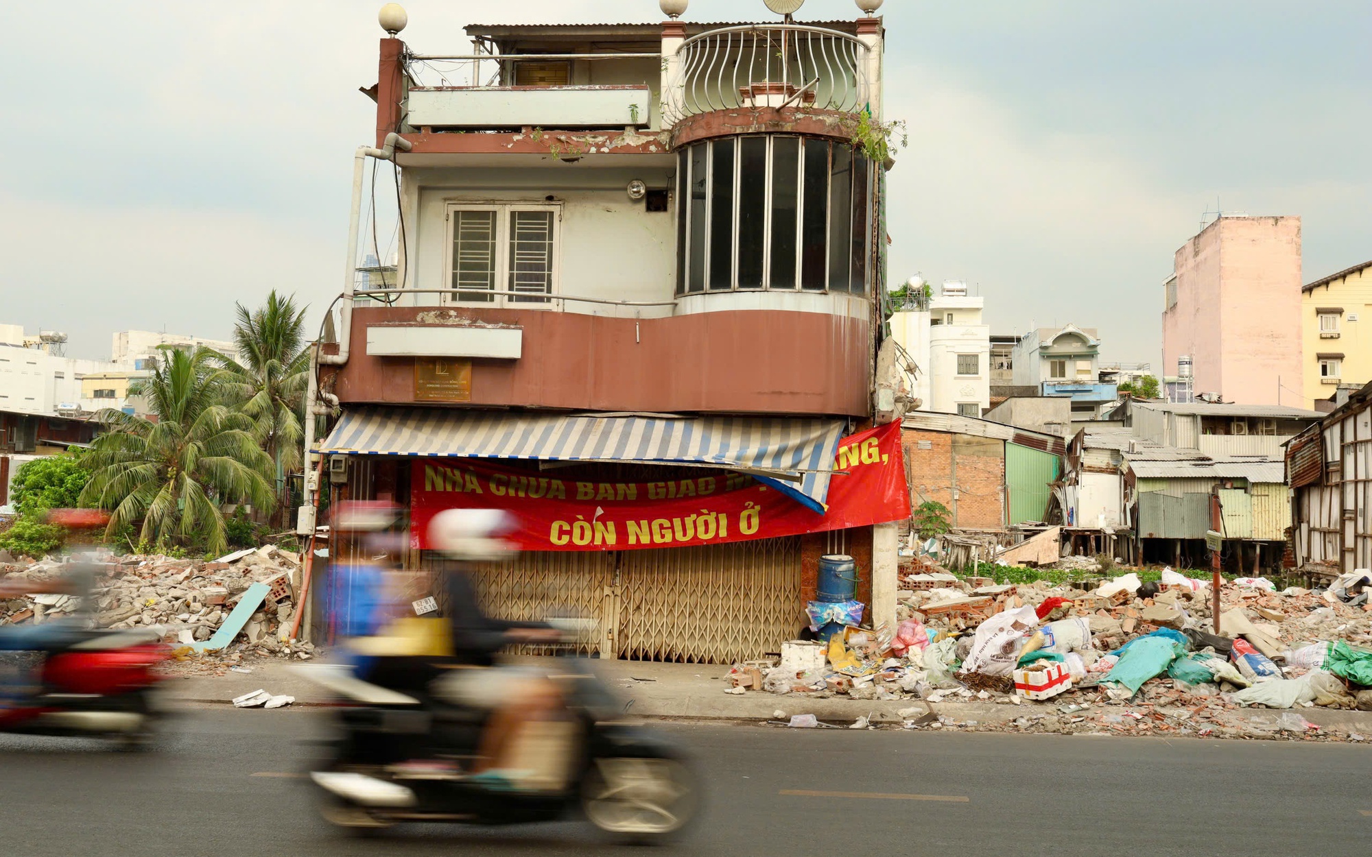 Rạch Xuyên Tâm đoạn qua trường đại học Văn Lang dần thành hình - Ảnh 2.