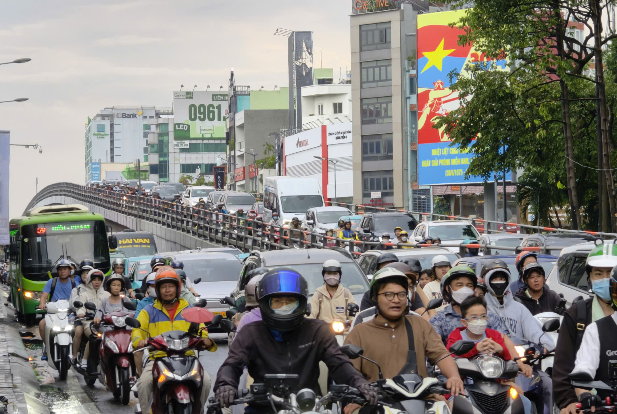 Giông lốc TPHCM gây sập mái tôn , ùn tắc giao thông nghiêm trọng Chiều 17 - 5 - Ảnh 3.