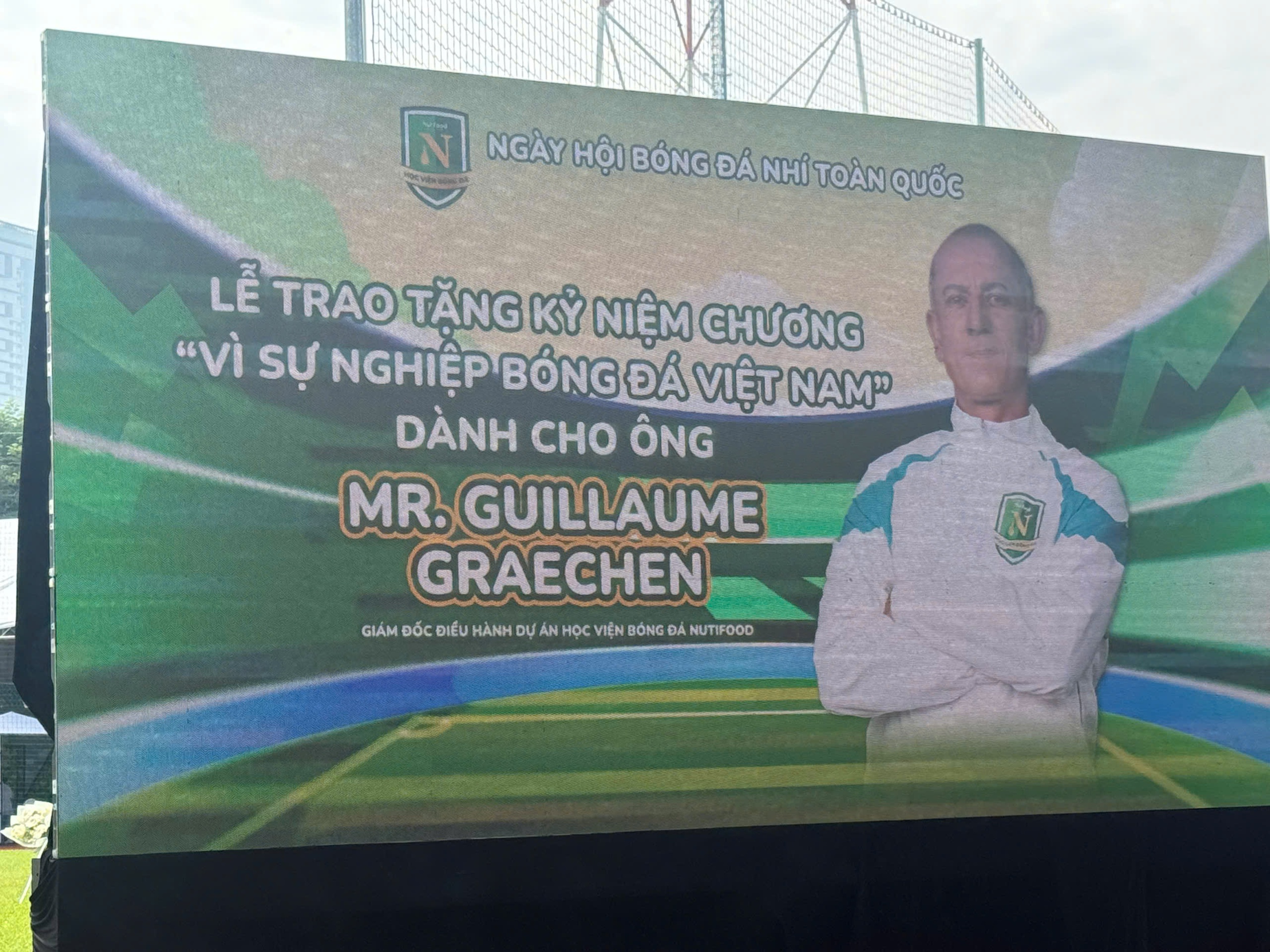 HLV Guillaume Graechen được vinh danh - Ảnh 1.