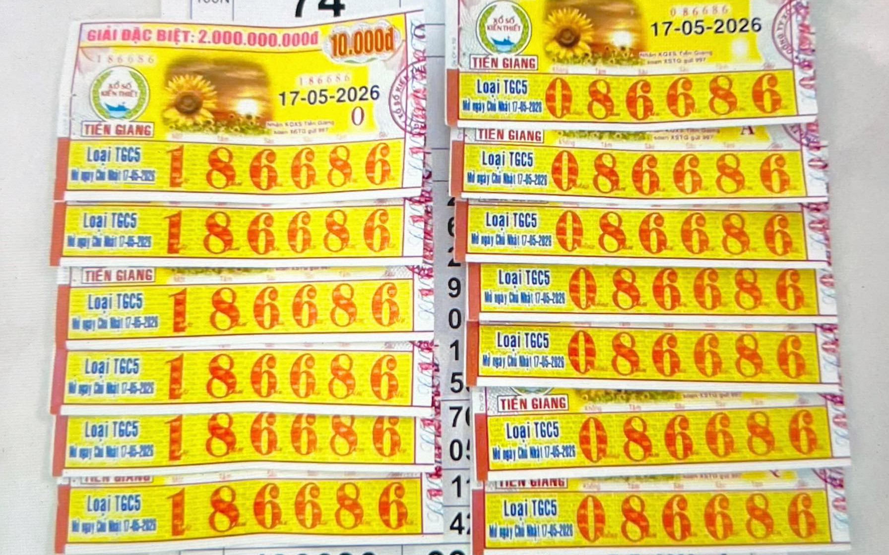 Trúng xổ số miền Nam, nhiều người ở TPHCM, Tây Ninh và Cà Mau đổi thưởng ngay