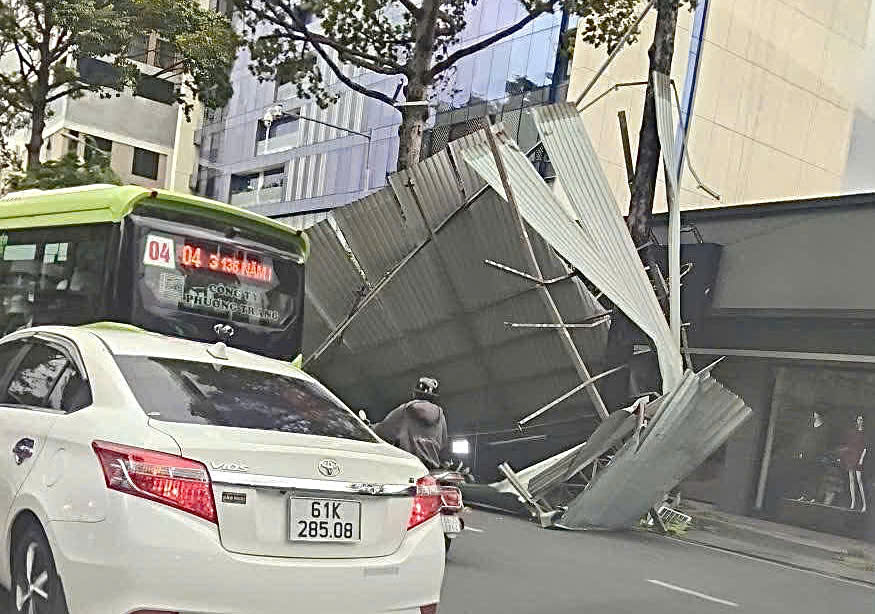 Giông lốc TPHCM gây sập mái tôn , ùn tắc giao thông nghiêm trọng Chiều 17 - 5 - Ảnh 6.