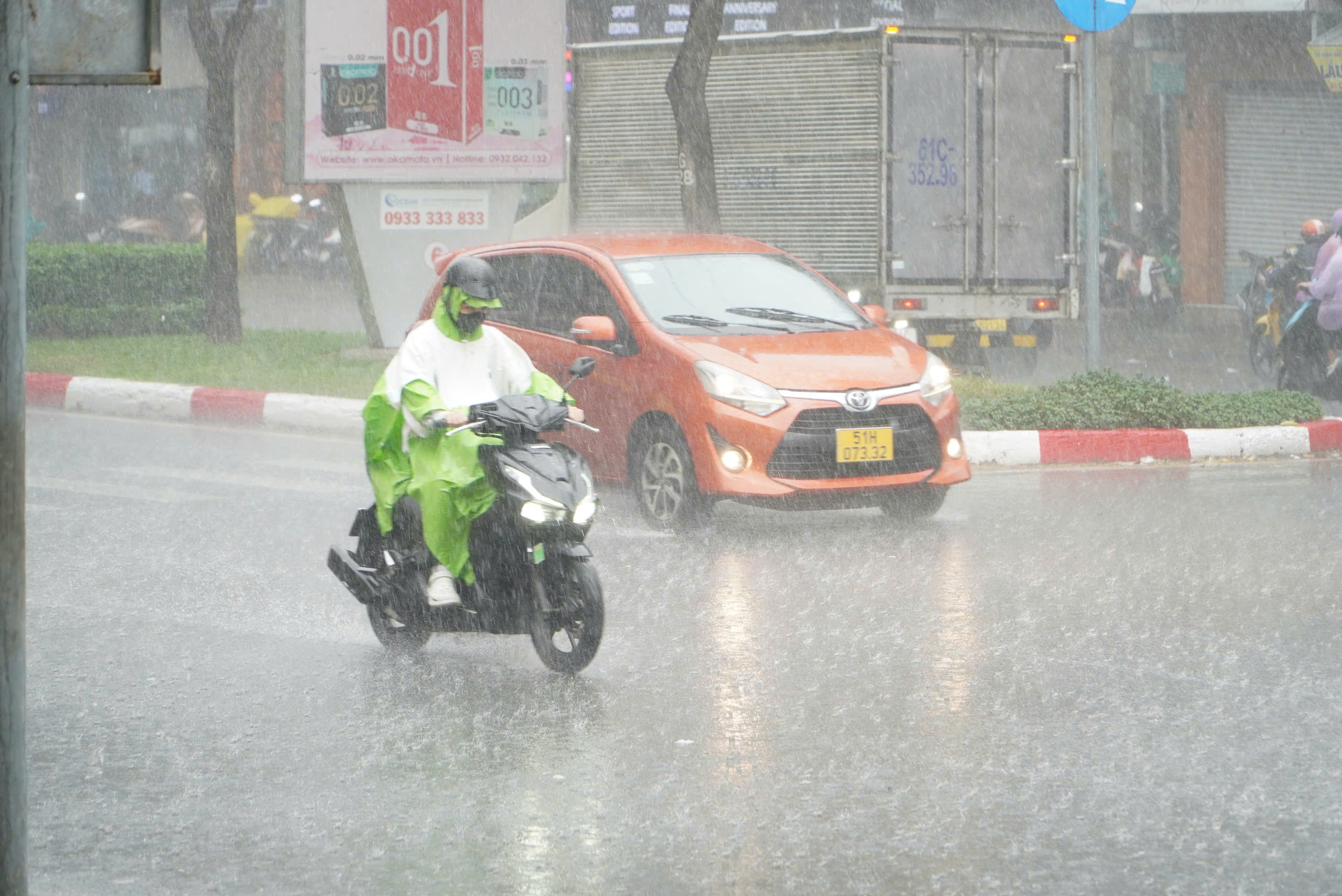 Thời tiết TPHCM: Mưa lớn kèm gió mạnh và sấm sét chiều nay - Ảnh 8.
