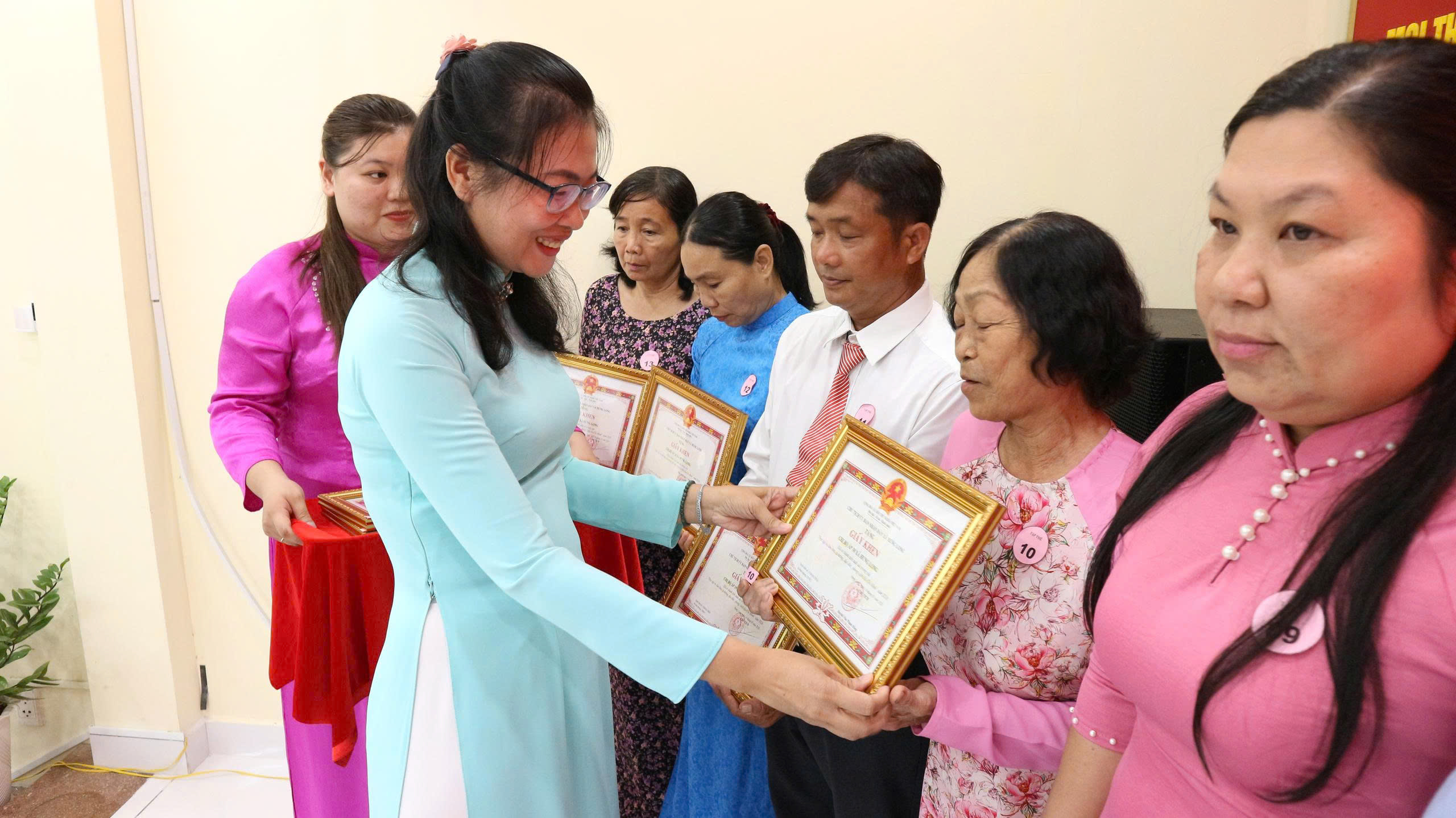 Hưng Long trao Huy hiệu Đảng và tuyên dương nhiều tập thể, cá nhân tiêu biểu học Bác - Ảnh 9.