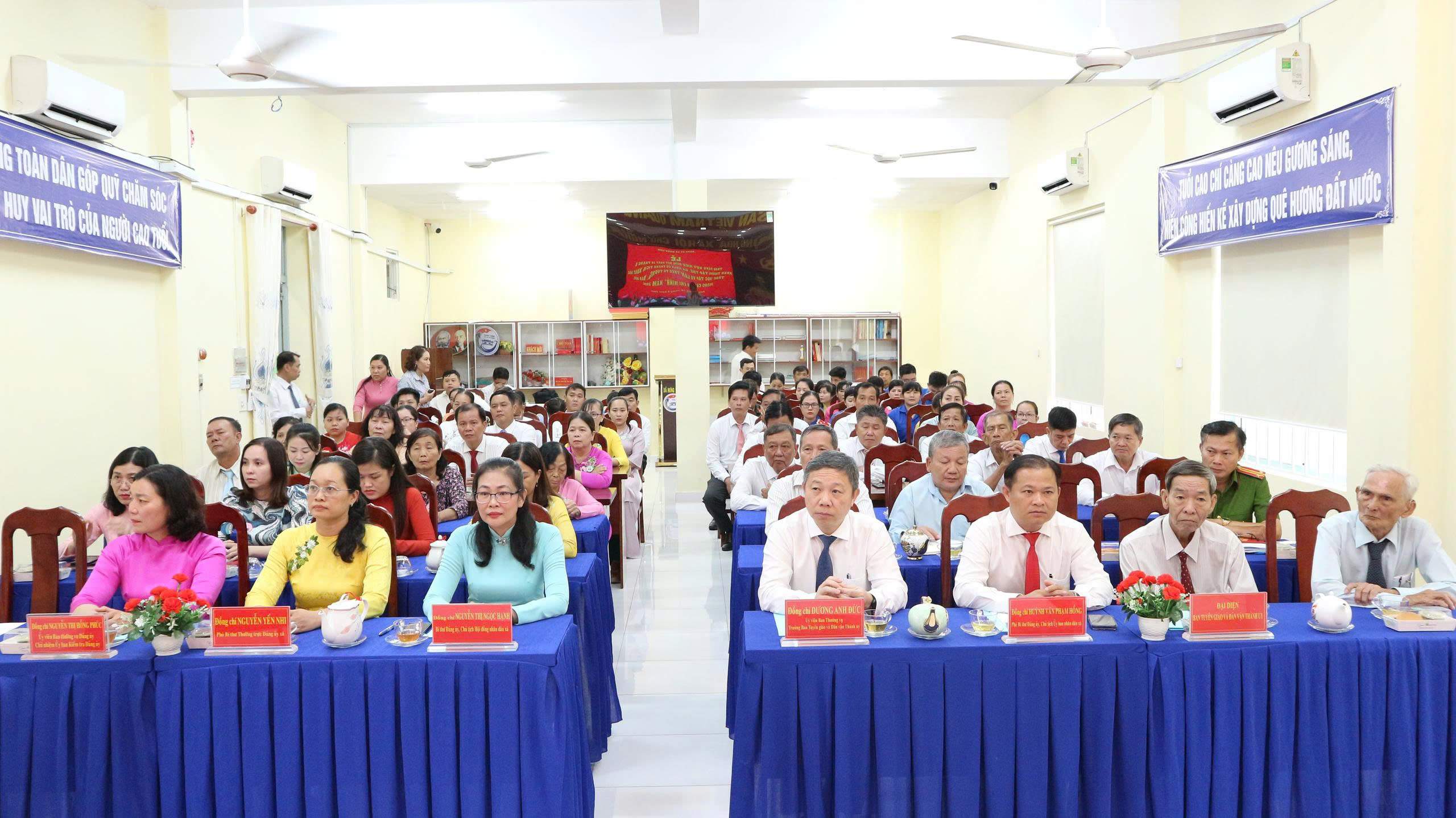 Hưng Long trao Huy hiệu Đảng và tuyên dương nhiều tập thể, cá nhân tiêu biểu học Bác - Ảnh 2.
