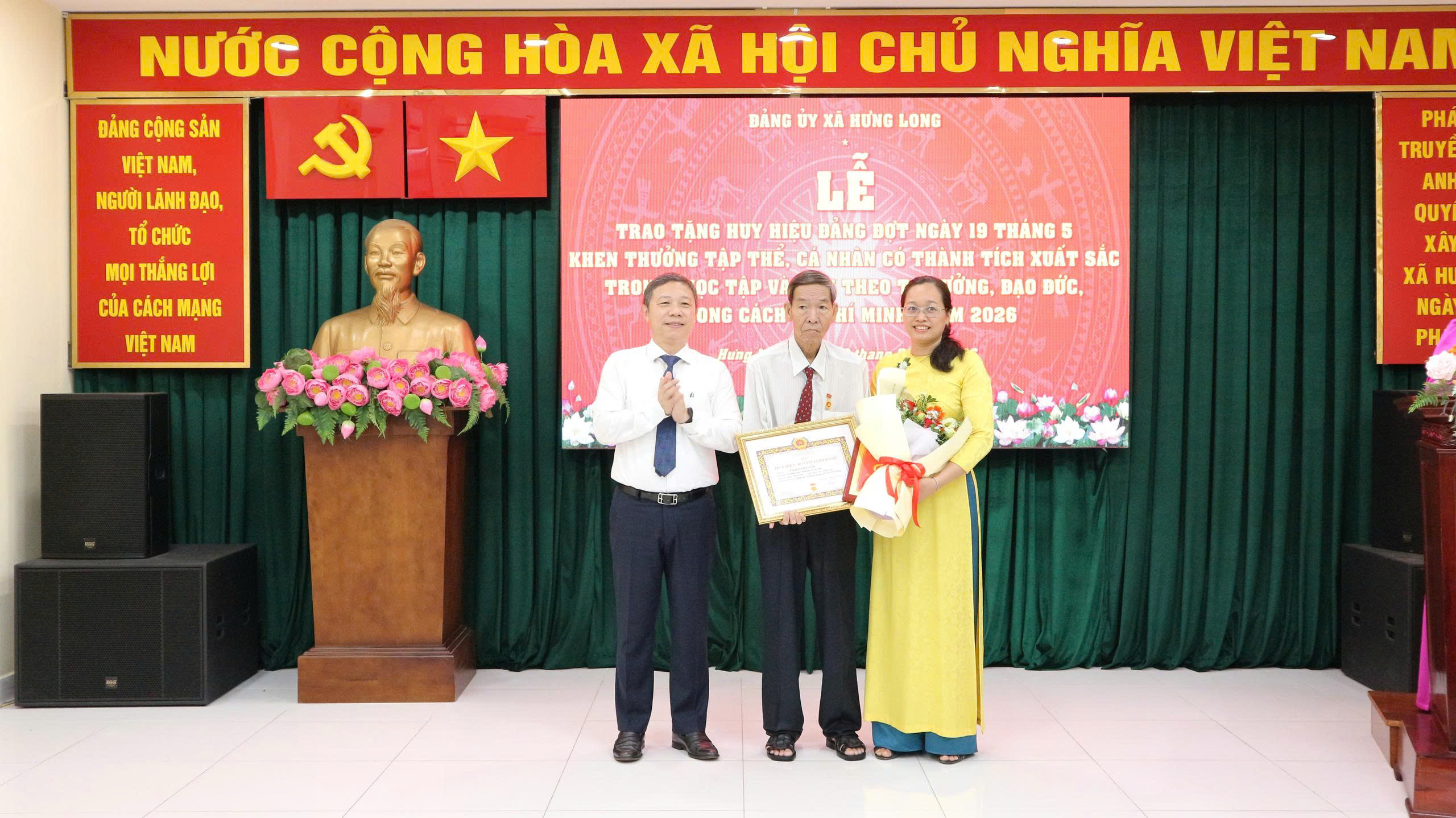 Hưng Long trao Huy hiệu Đảng và tuyên dương nhiều tập thể, cá nhân tiêu biểu học Bác - Ảnh 3.