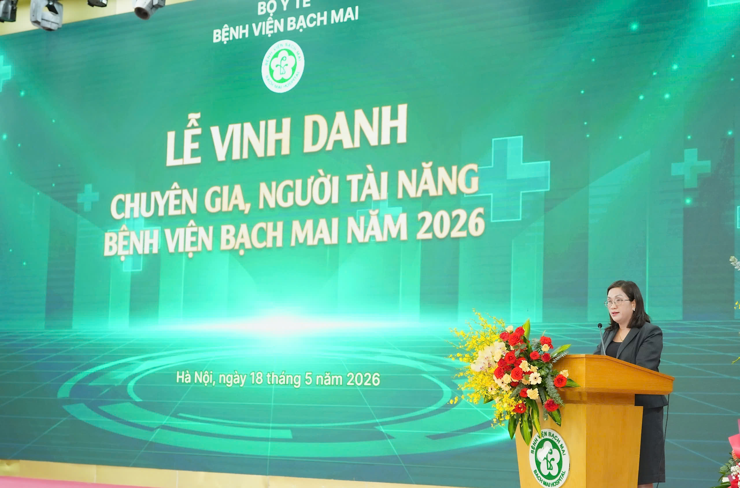 Lần đầu một bệnh viện vinh danh 329 chuyên gia, bác sĩ - Ảnh 2.