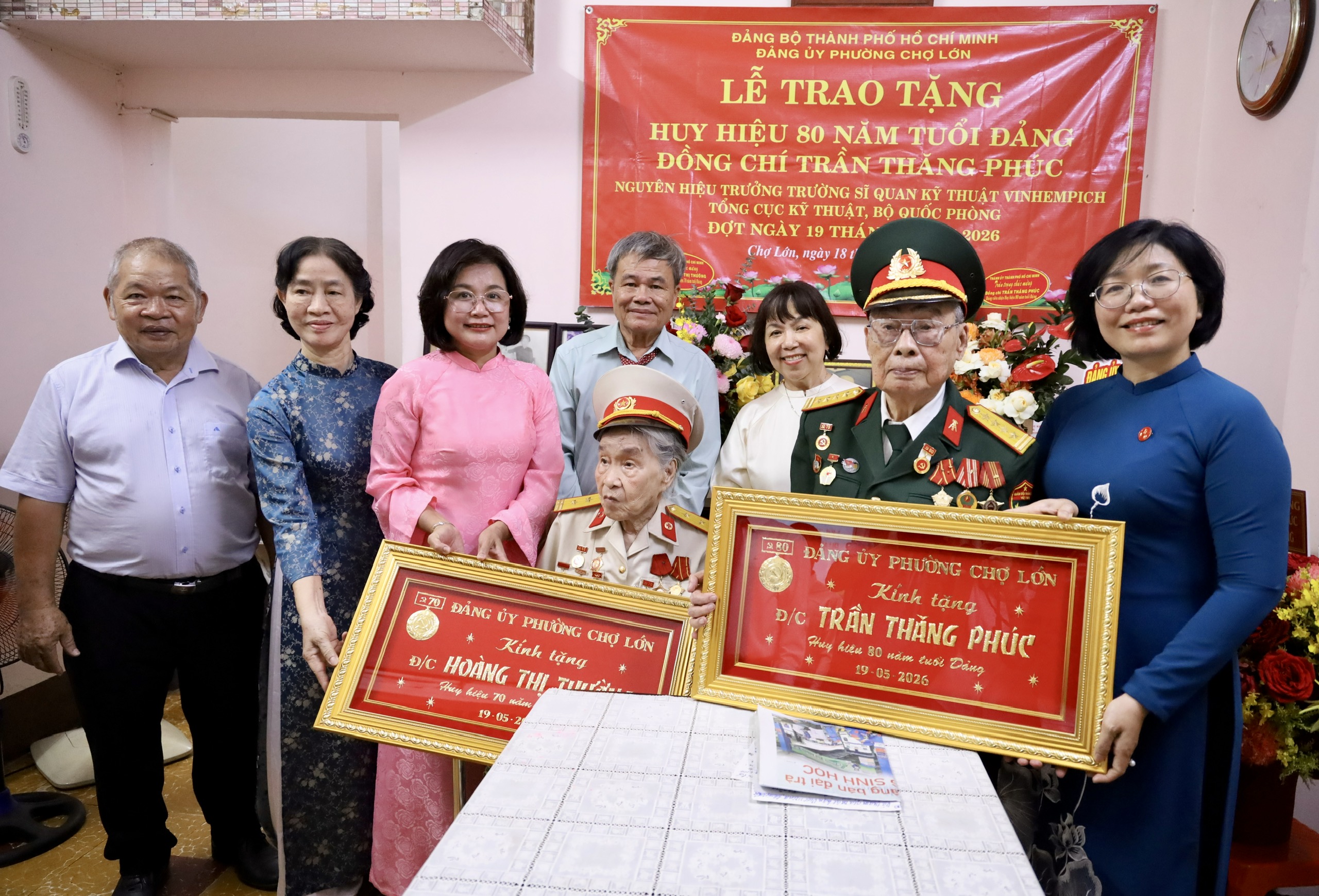 TPHCM trao Huy hiệu 80 và 70 năm tuổi Đảng cho hai đảng viên lão thành - Ảnh 8.