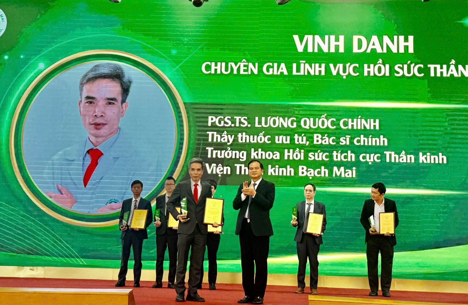 Lần đầu một bệnh viện vinh danh 329 chuyên gia, bác sĩ - Ảnh 6.