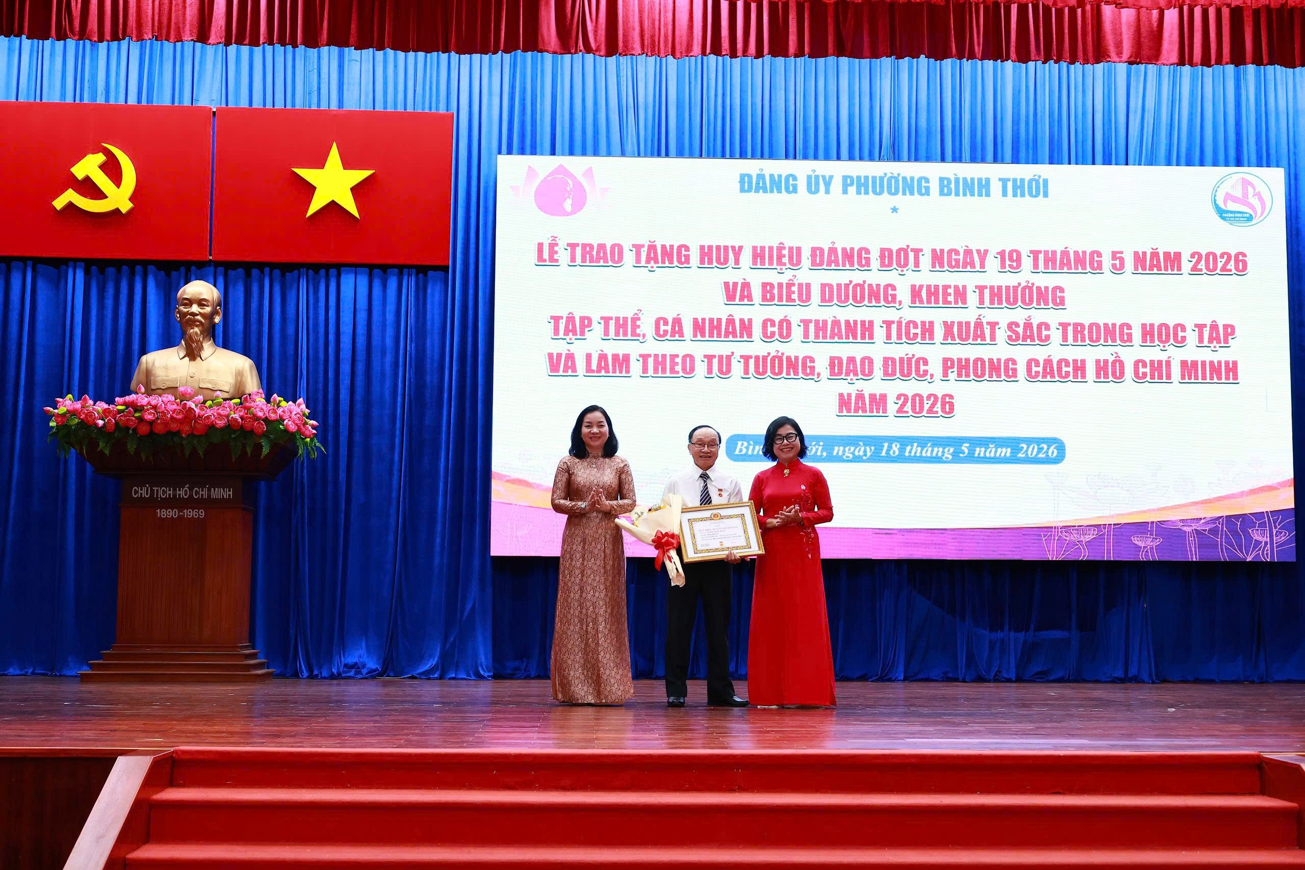 Hưng Long trao Huy hiệu Đảng và tuyên dương nhiều tập thể, cá nhân tiêu biểu học Bác - Ảnh 11.