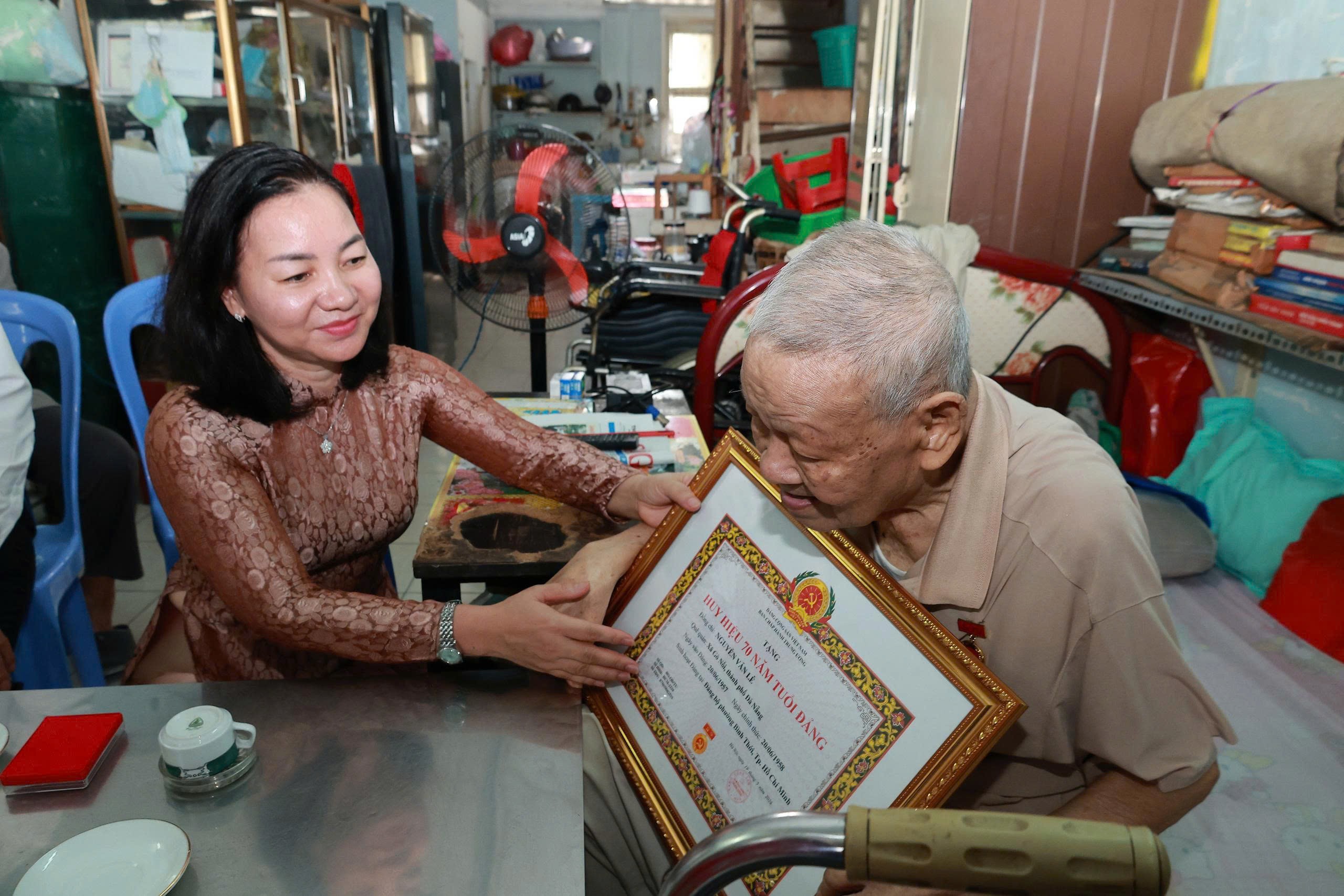 Hưng Long trao Huy hiệu Đảng và tuyên dương nhiều tập thể, cá nhân tiêu biểu học Bác - Ảnh 12.