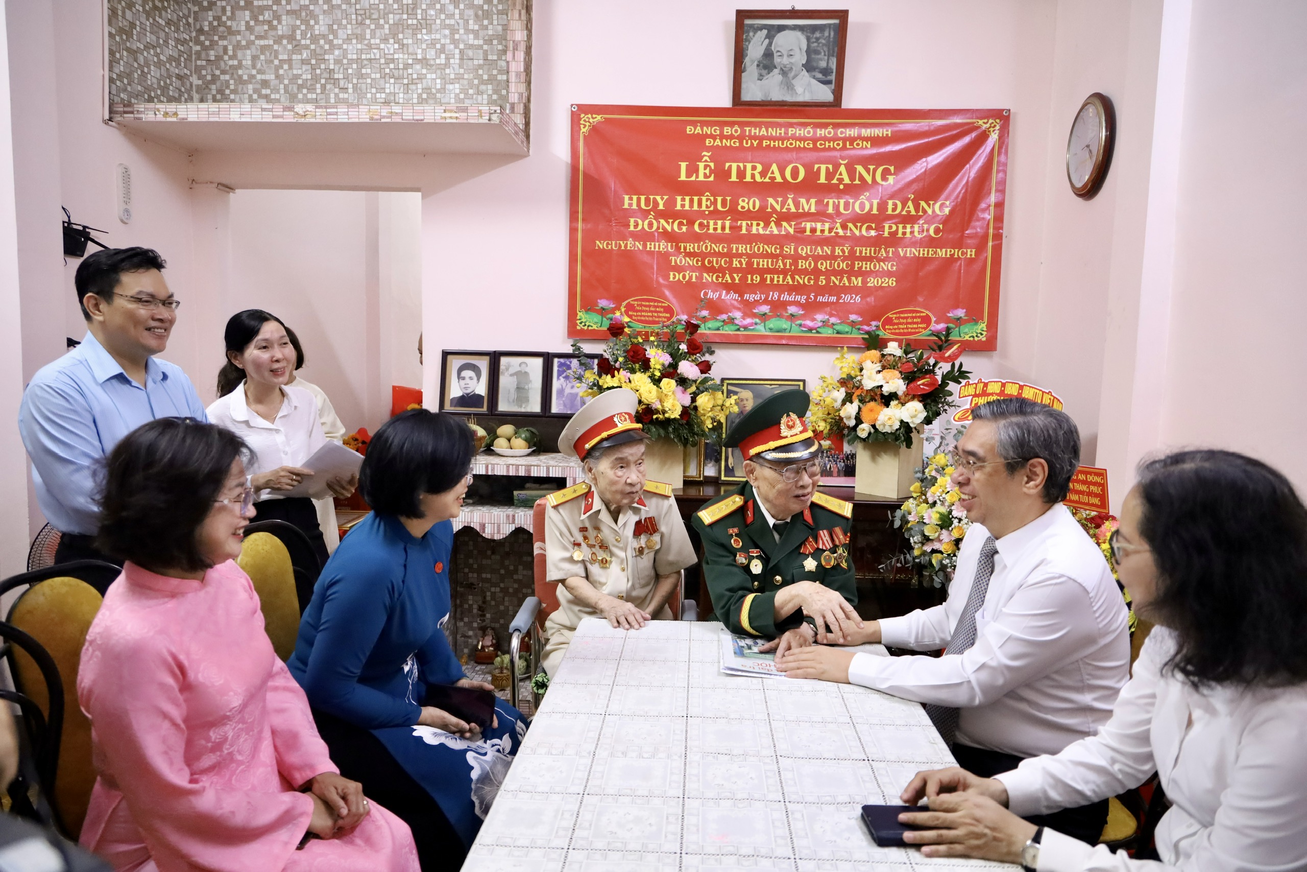 TPHCM trao Huy hiệu 80 và 70 năm tuổi Đảng cho hai đảng viên lão thành - Ảnh 1.