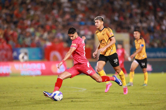 T&acirc;n vương V-League v&agrave; kh&aacute;t vọng biển lớn - Ảnh 1.