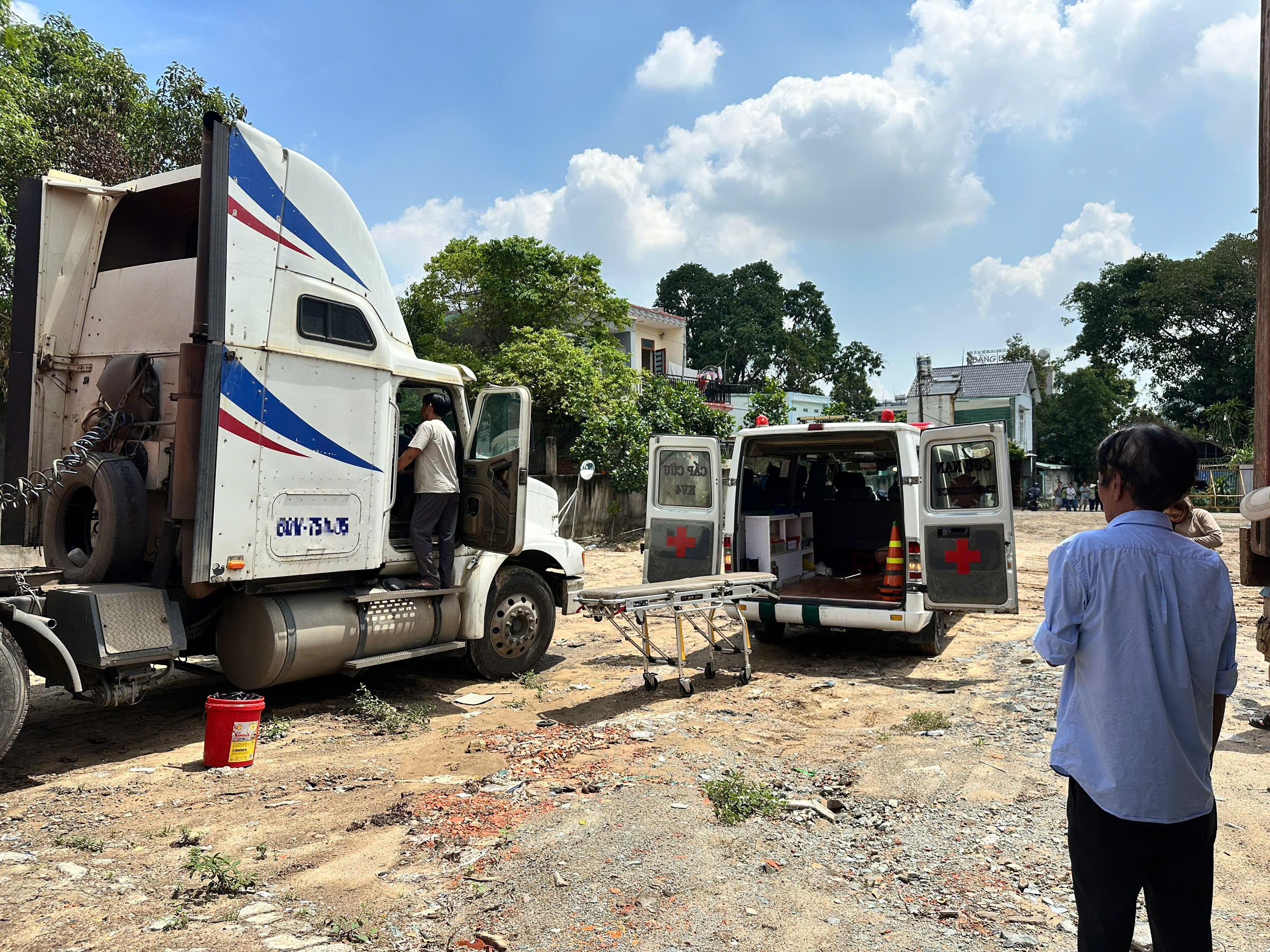 Điều tra vụ tài xế xe đầu kéo tử vong bất thường tại TPHCM - Ảnh 2. Điều tra vụ tài xế xe đầu kéo tử vong bất thường tại TPHCM - Ảnh 2.