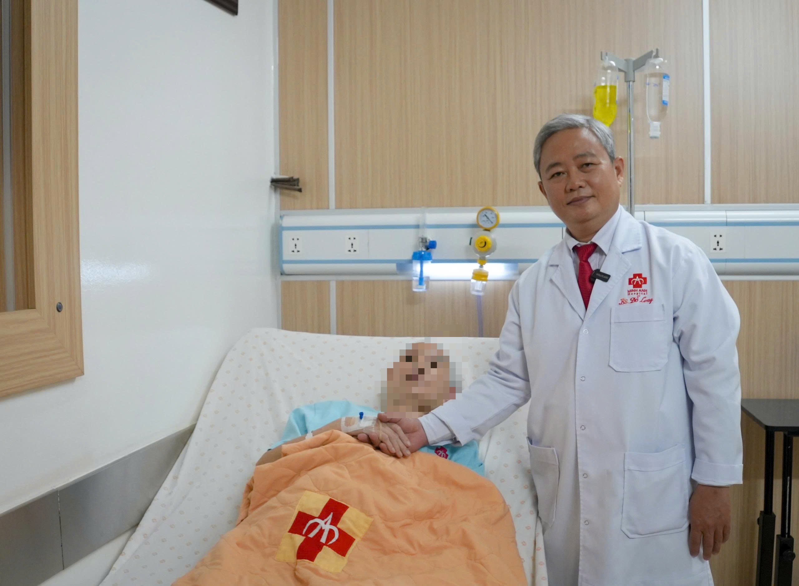Từ cú ngã xe đạp, phát hiện khối u não khổng lồ - Ảnh 1.