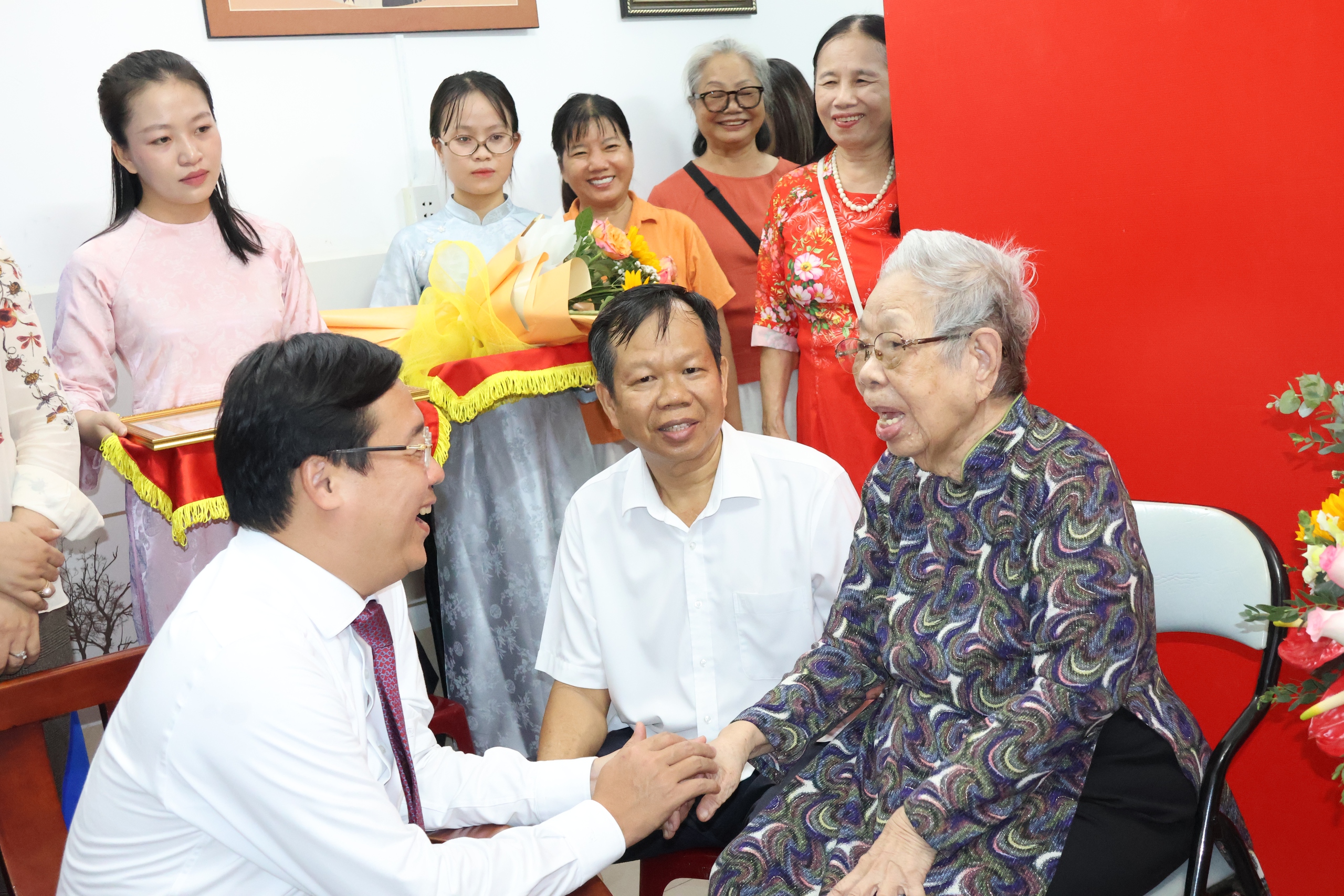 Ph&oacute; B&iacute; thư Thường trực th&agrave;nh ủy TPHCM trao Huy hiệu Đảng 80 năm cho đảng vi&ecirc;n L&ecirc; Thị Vĩnh Cửu - Ảnh 2.