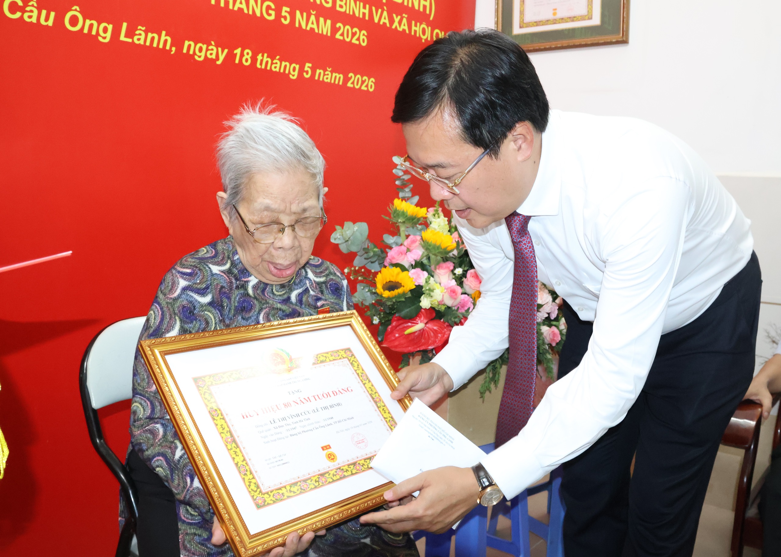 Ph&oacute; B&iacute; thư Thường trực th&agrave;nh ủy TPHCM trao Huy hiệu Đảng 80 năm cho đảng vi&ecirc;n L&ecirc; Thị Vĩnh Cửu - Ảnh 1.