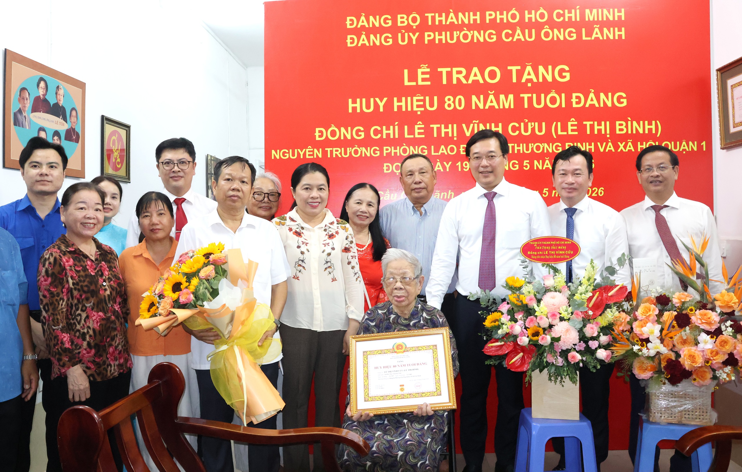 Ph&oacute; B&iacute; thư Thường trực th&agrave;nh ủy TPHCM trao Huy hiệu Đảng 80 năm cho đảng vi&ecirc;n L&ecirc; Thị Vĩnh Cửu - Ảnh 3.