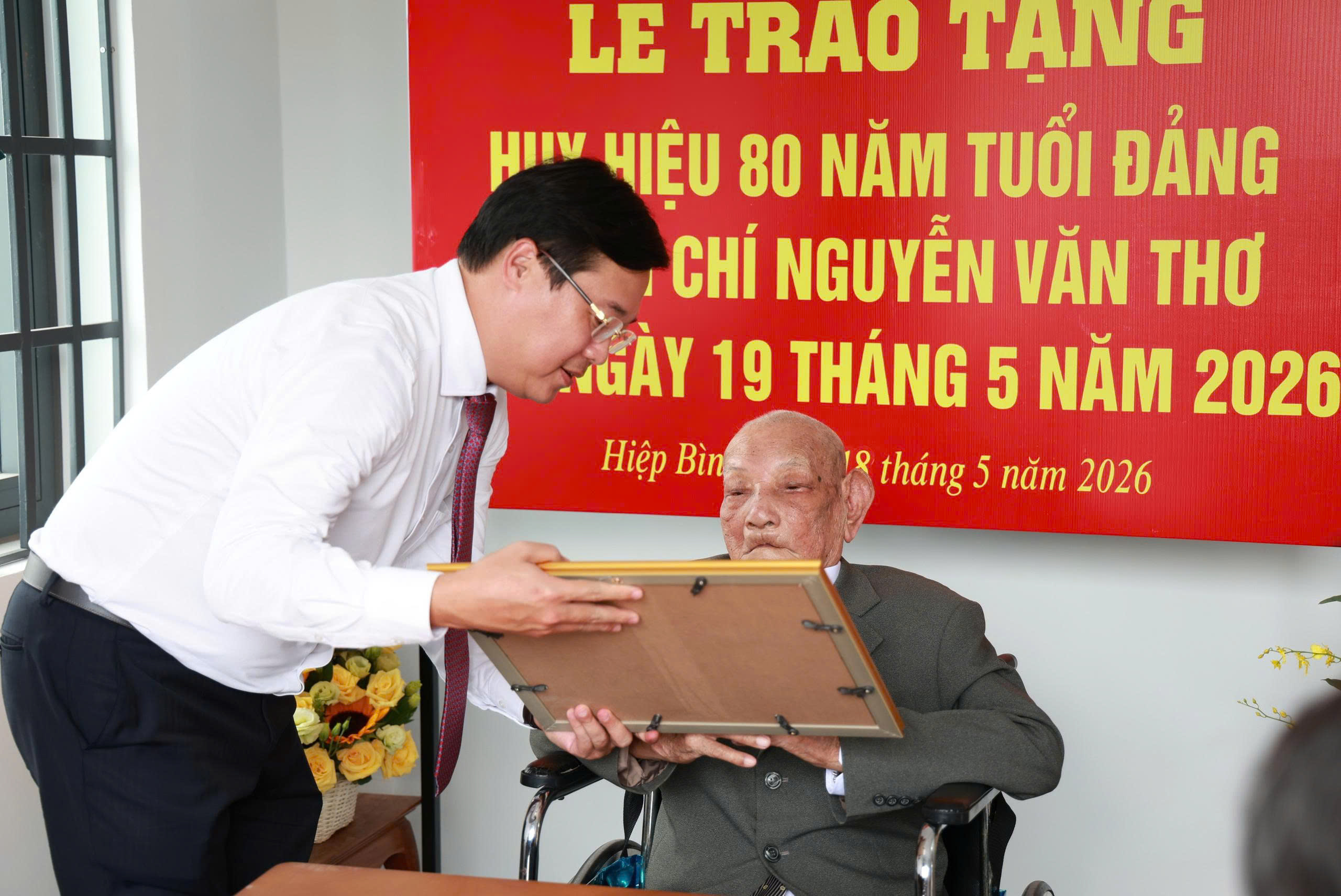 Ph&oacute; B&iacute; thư Thường trực th&agrave;nh ủy TPHCM trao Huy hiệu Đảng 80 năm cho đảng vi&ecirc;n L&ecirc; Thị Vĩnh Cửu - Ảnh 4.