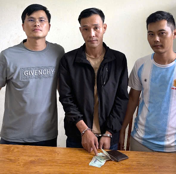Bắt đối tượng rạch túi trộm tài sản hành khách trên xe khách ở Gia Lai - Ảnh 1. Bắt đối tượng rạch túi trộm tài sản hành khách trên xe khách ở Gia Lai - Ảnh 1.
