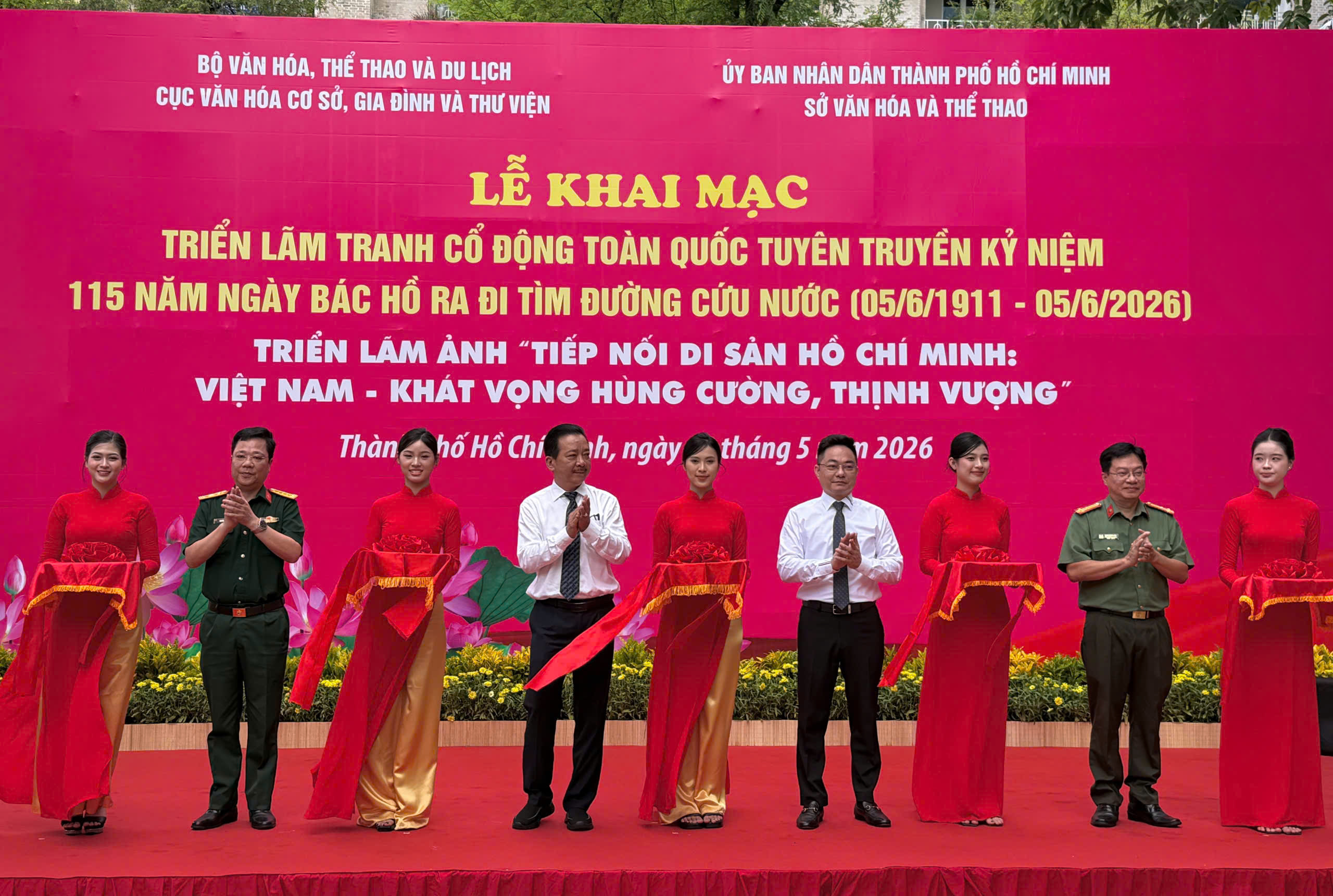 Khai mạc triển lãm 180 tranh cổ động về Bác Hồ tại TPHCM - Ảnh 1.