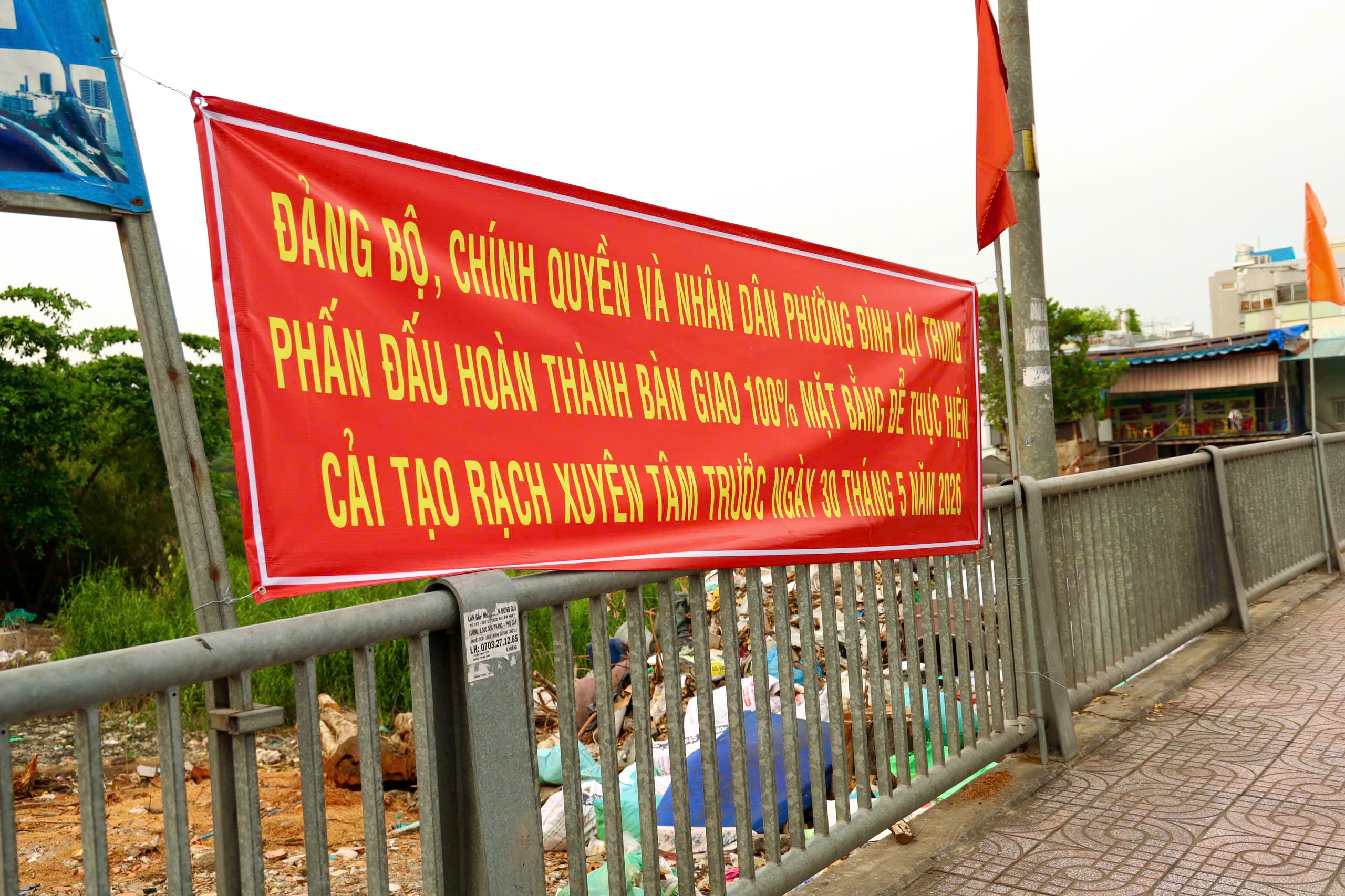Rạch Xuyên Tâm đoạn qua trường đại học Văn Lang dần thành hình - Ảnh 12.