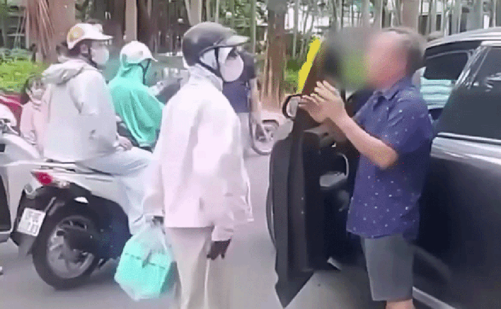 Công an điều tra vụ hành hung tài xế ô tô tại Hà Nội gây xôn xao - Ảnh 1. Công an điều tra vụ hành hung tài xế ô tô tại Hà Nội gây xôn xao - Ảnh 1.
