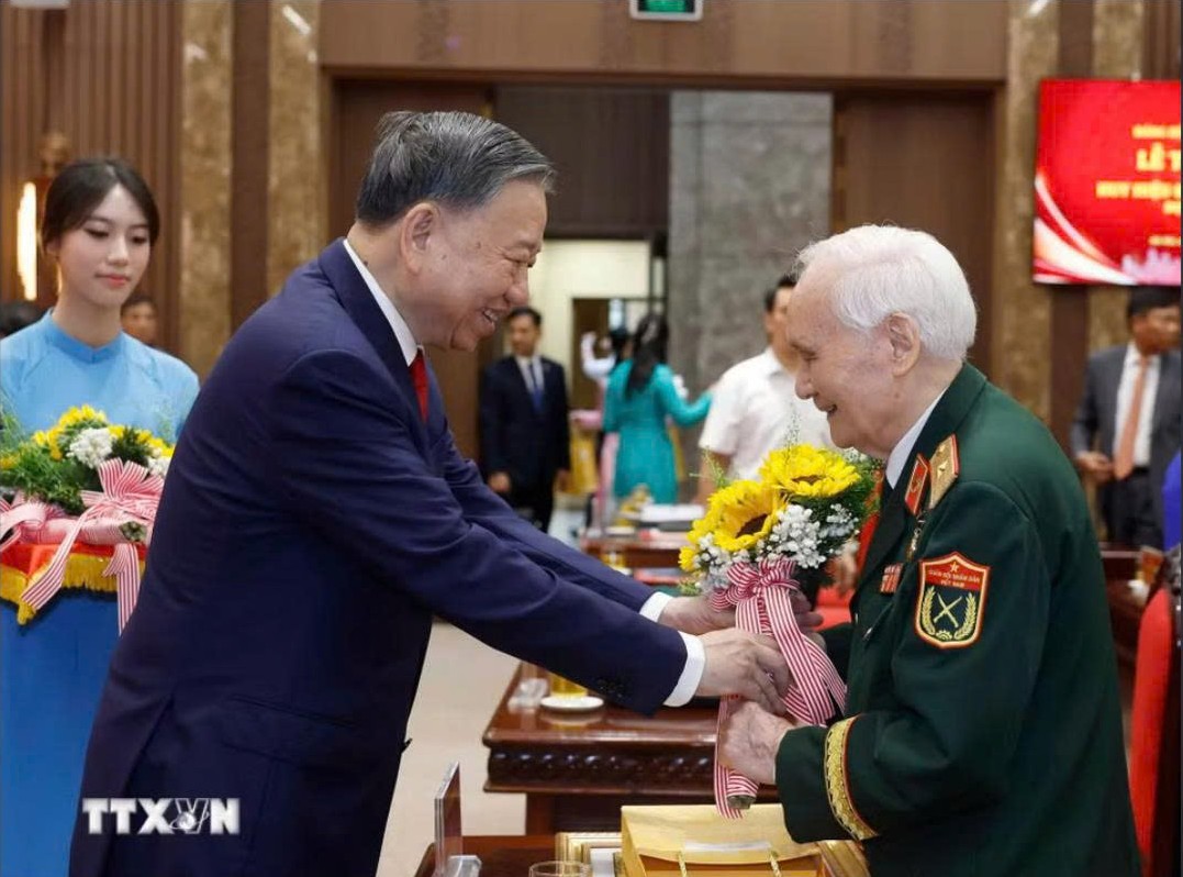 Tổng Bí thư, Chủ tịch nước Tô Lâm dự Lễ trao tặng Huy hiệu 80 năm, 75 năm, 70 năm tuổi đảng - Ảnh 4.