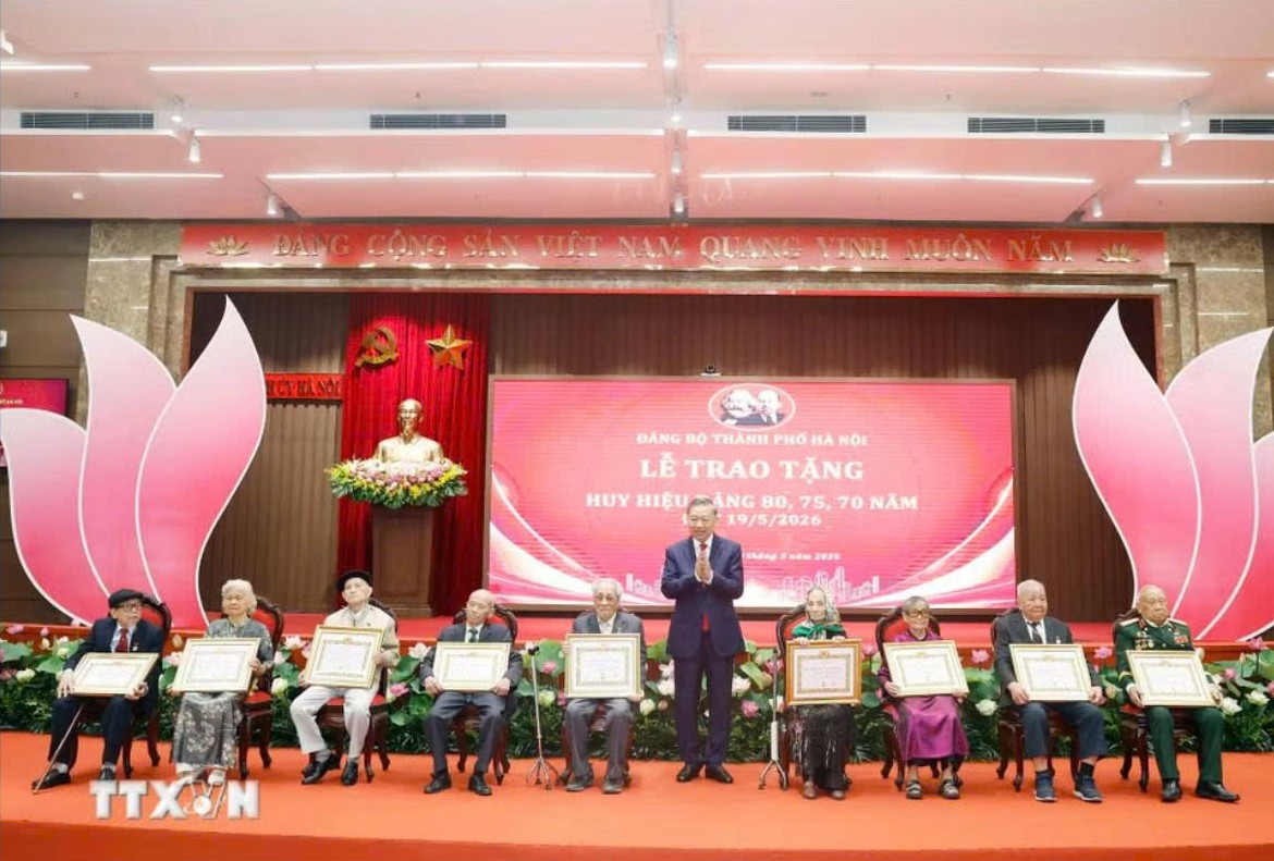 Tổng Bí thư, Chủ tịch nước Tô Lâm dự Lễ trao tặng Huy hiệu 80 năm, 75 năm, 70 năm tuổi đảng - Ảnh 1.