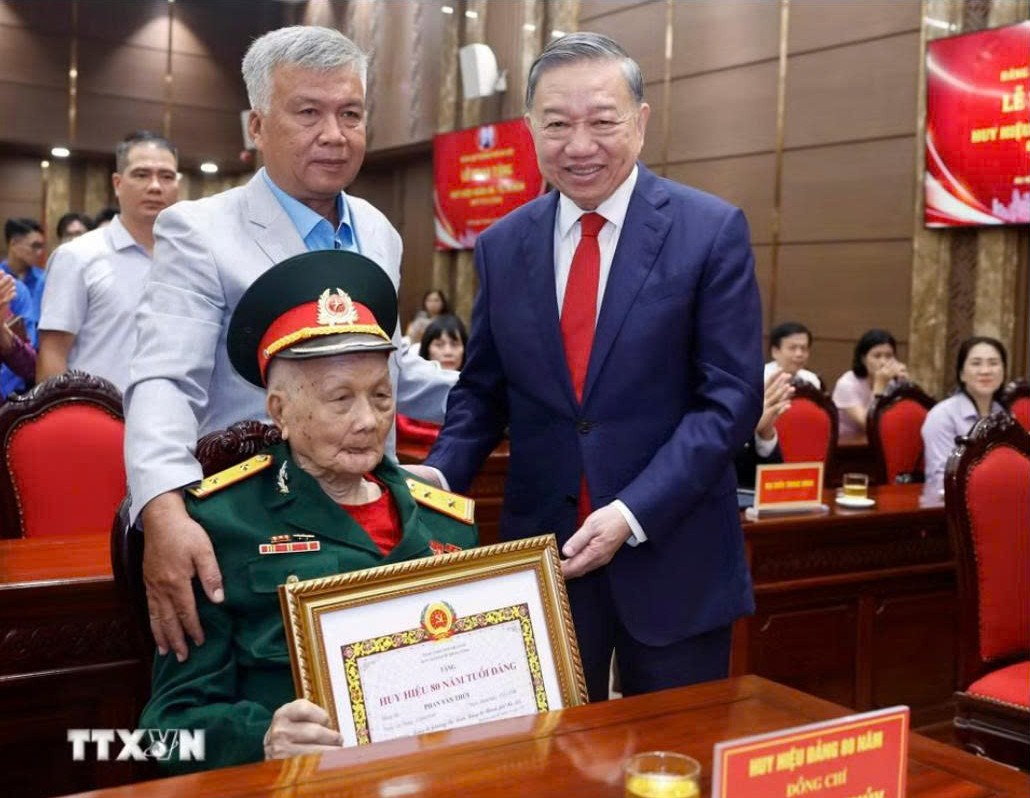 Tổng Bí thư, Chủ tịch nước Tô Lâm dự Lễ trao tặng Huy hiệu 80 năm, 75 năm, 70 năm tuổi đảng - Ảnh 7.