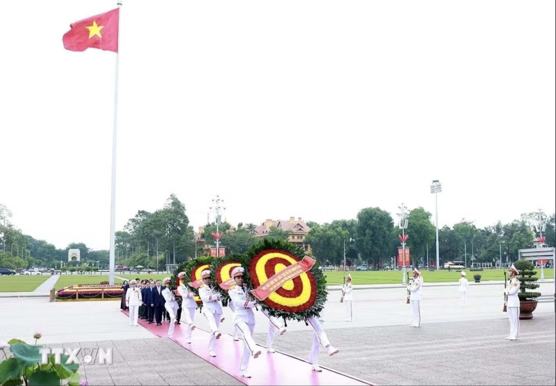 Lãnh đạo Đảng, Nhà nước vào Lăng viếng Chủ tịch Hồ Chí Minh - Ảnh 1.