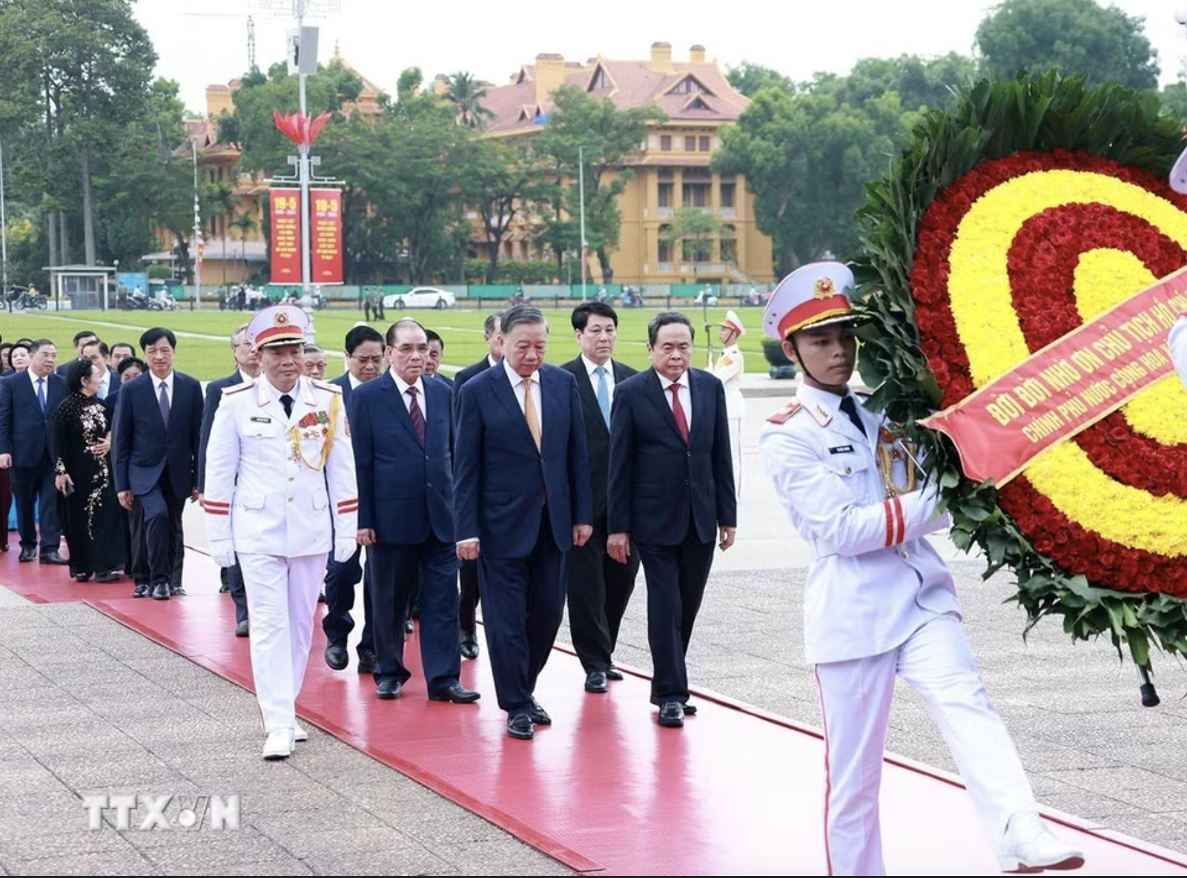 Lãnh đạo Đảng, Nhà nước vào Lăng viếng Chủ tịch Hồ Chí Minh - Ảnh 2.
