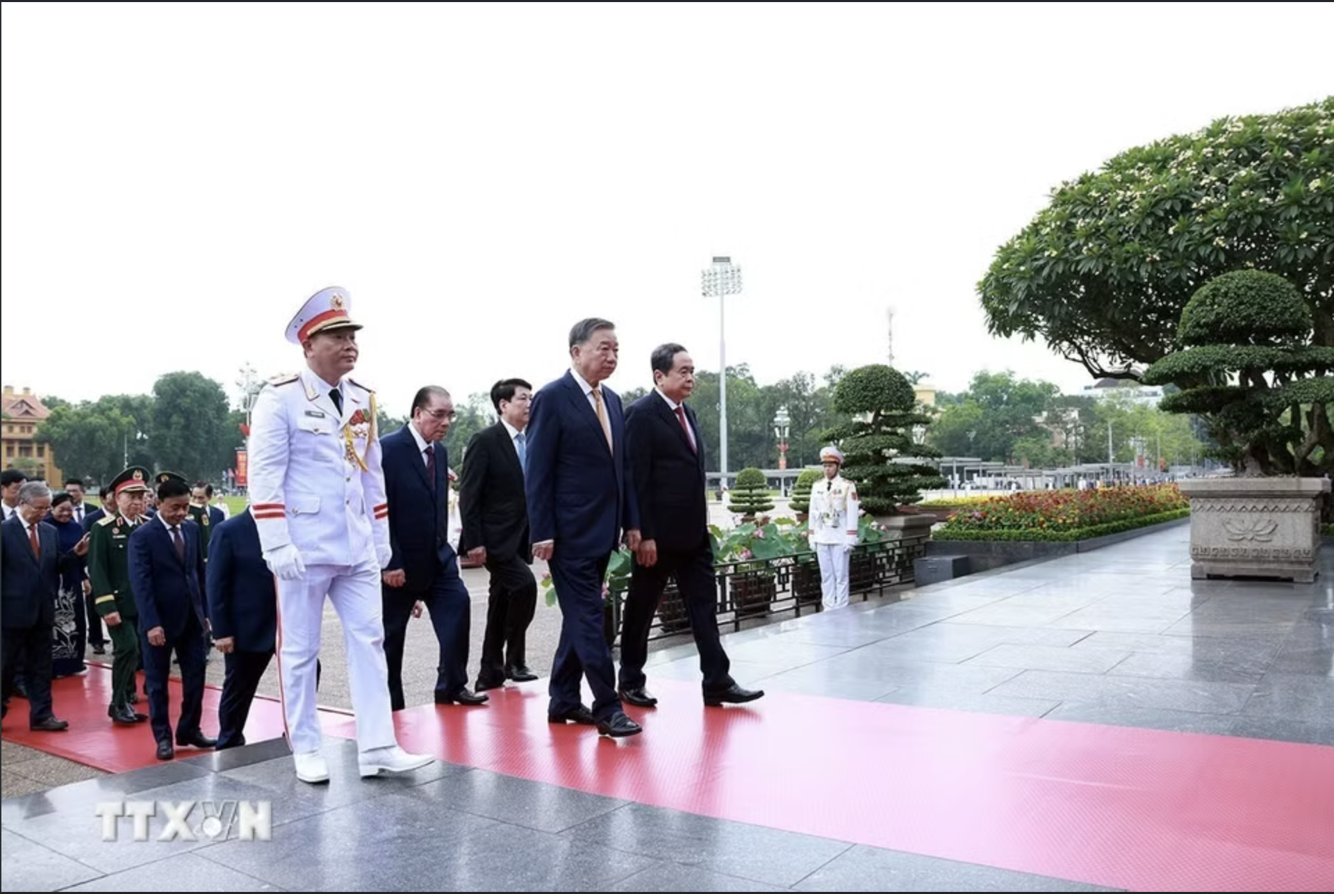 Lãnh đạo Đảng, Nhà nước vào Lăng viếng Chủ tịch Hồ Chí Minh - Ảnh 5.