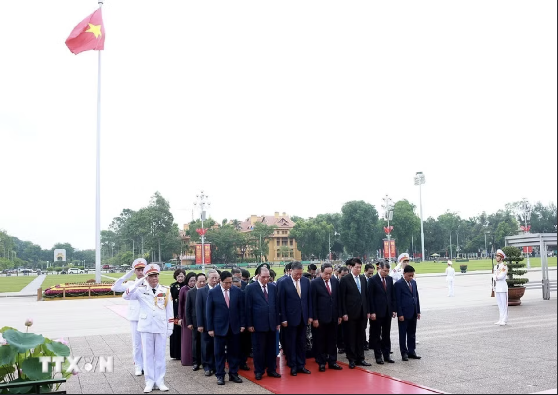 Lãnh đạo Đảng, Nhà nước vào Lăng viếng Chủ tịch Hồ Chí Minh - Ảnh 3.