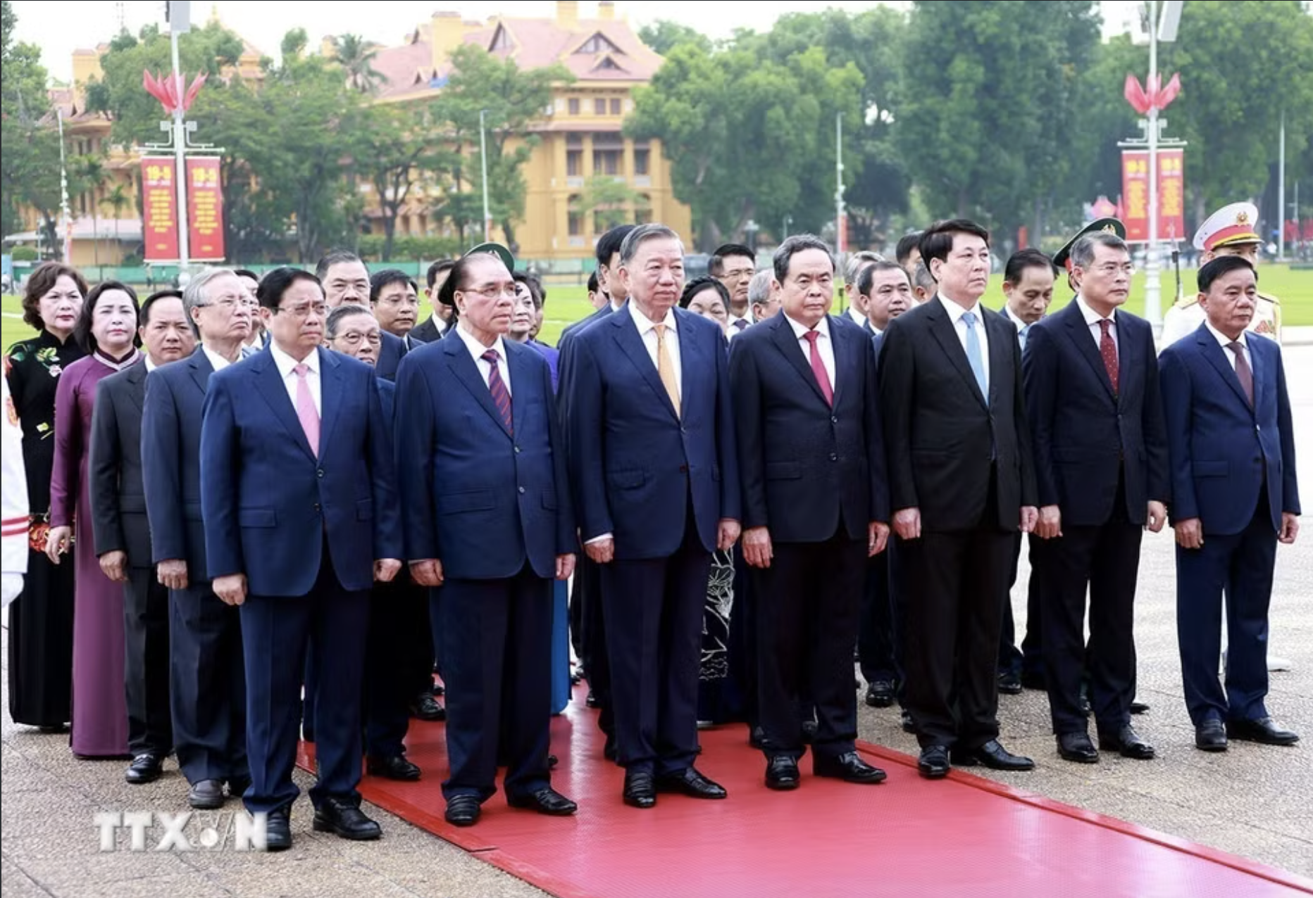 Lãnh đạo Đảng, Nhà nước vào Lăng viếng Chủ tịch Hồ Chí Minh - Ảnh 4.