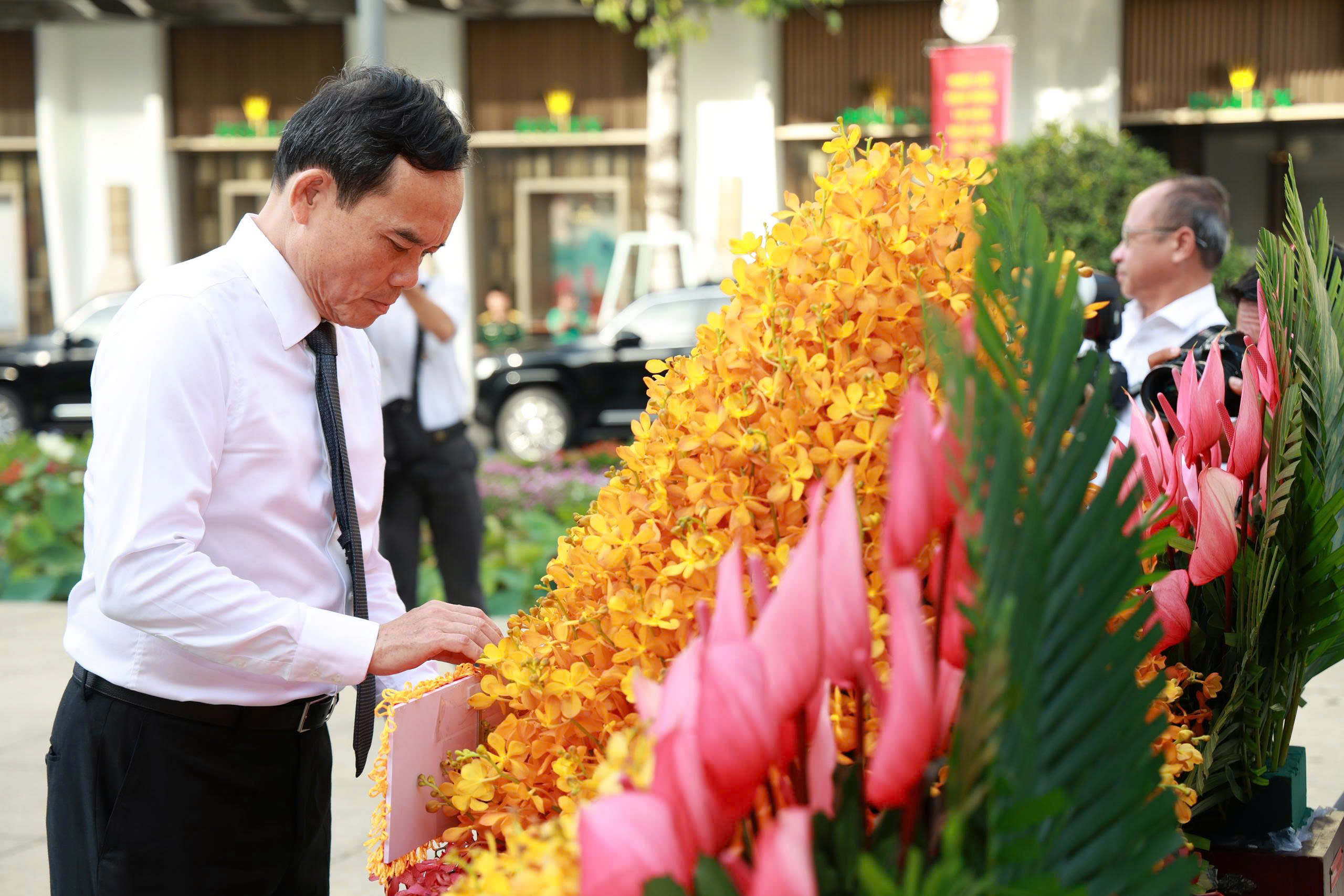 Lãnh đạo TPHCM dâng hoa Chủ tịch Hồ Chí Minh kỷ niệm 136 năm Ngày sinh - Ảnh 3. Lãnh đạo TPHCM dâng hoa Chủ tịch Hồ Chí Minh kỷ niệm 136 năm Ngày sinh - Ảnh 3.