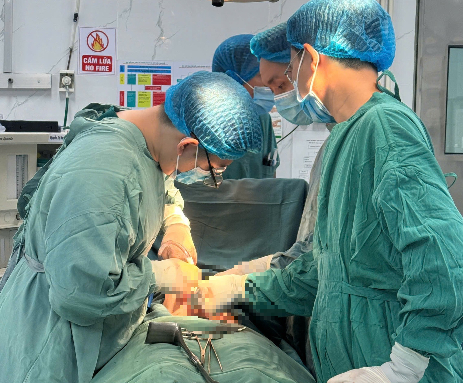 Nuốt 6 mảnh dao lam, nữ bệnh nhân được bác sĩ phẫu thuật cứu sống - Ảnh 1.