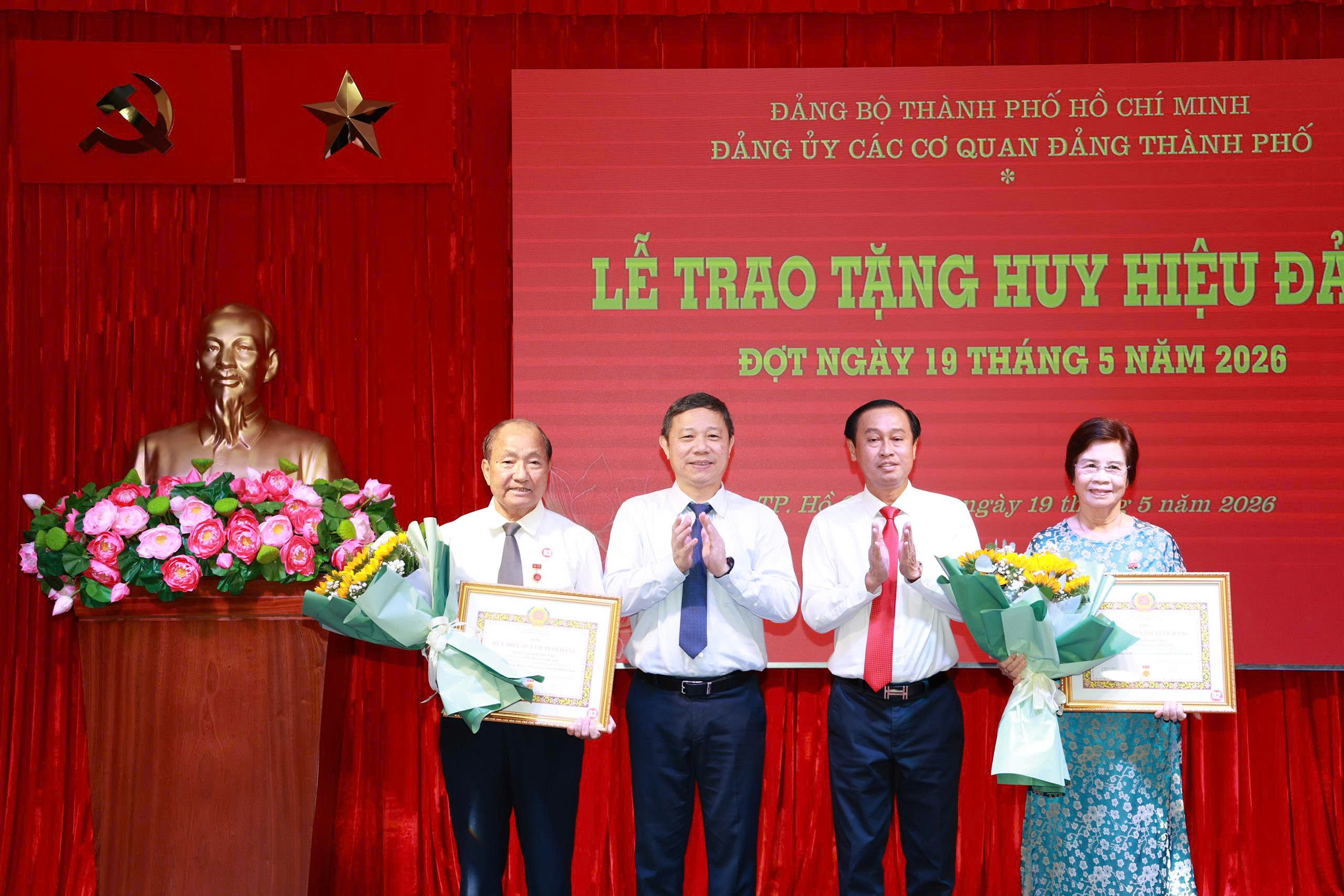 13 đảng viên Đảng bộ các cơ quan Đảng TPHCM nhận Huy hiệu Đảng đợt 19-5 - Ảnh 1.
